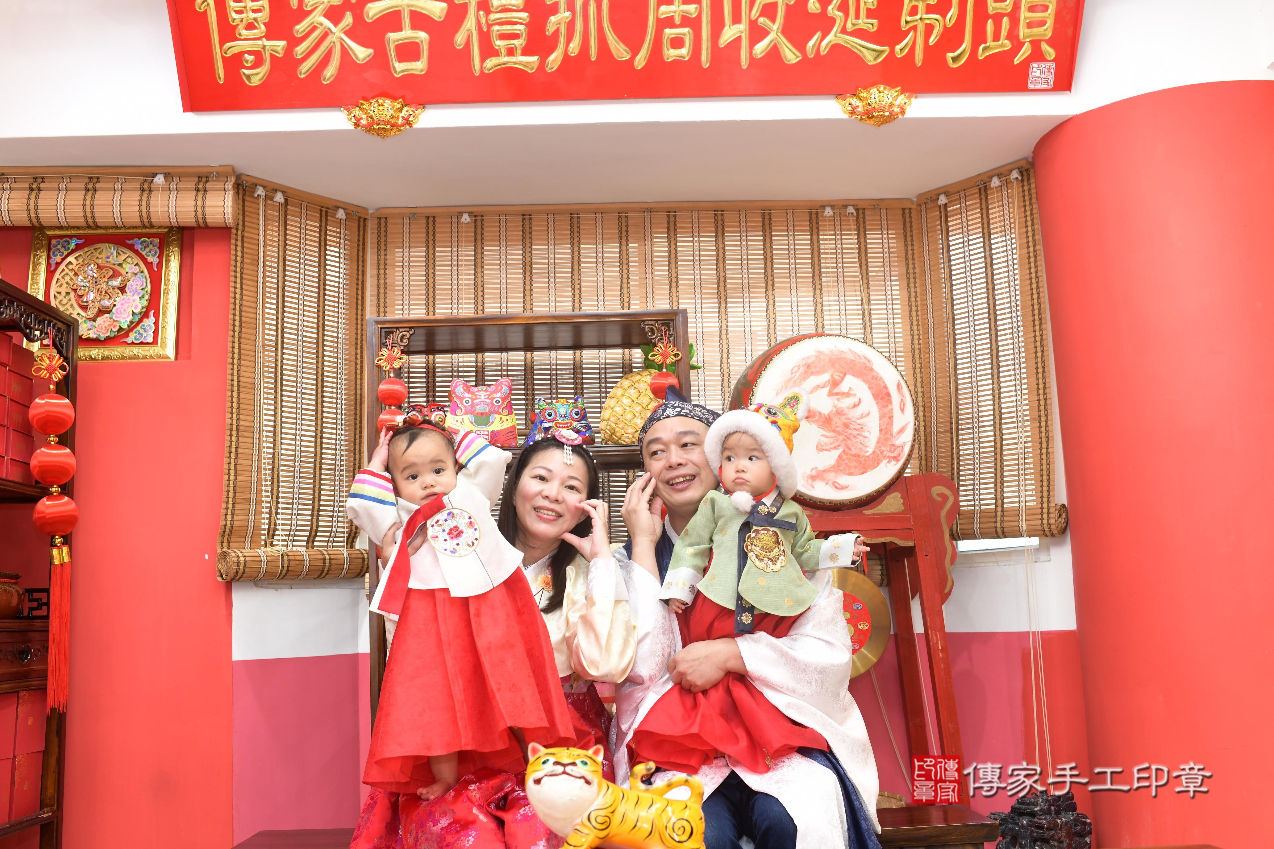 傳家手工印章高雄店、抓周、度脺、中國風會場、傳家嬰兒古禮、吉祥話、抓周道具物品24種、拍照。抓周證書。寶寶抓周、滿周歲、生日快樂、祝福