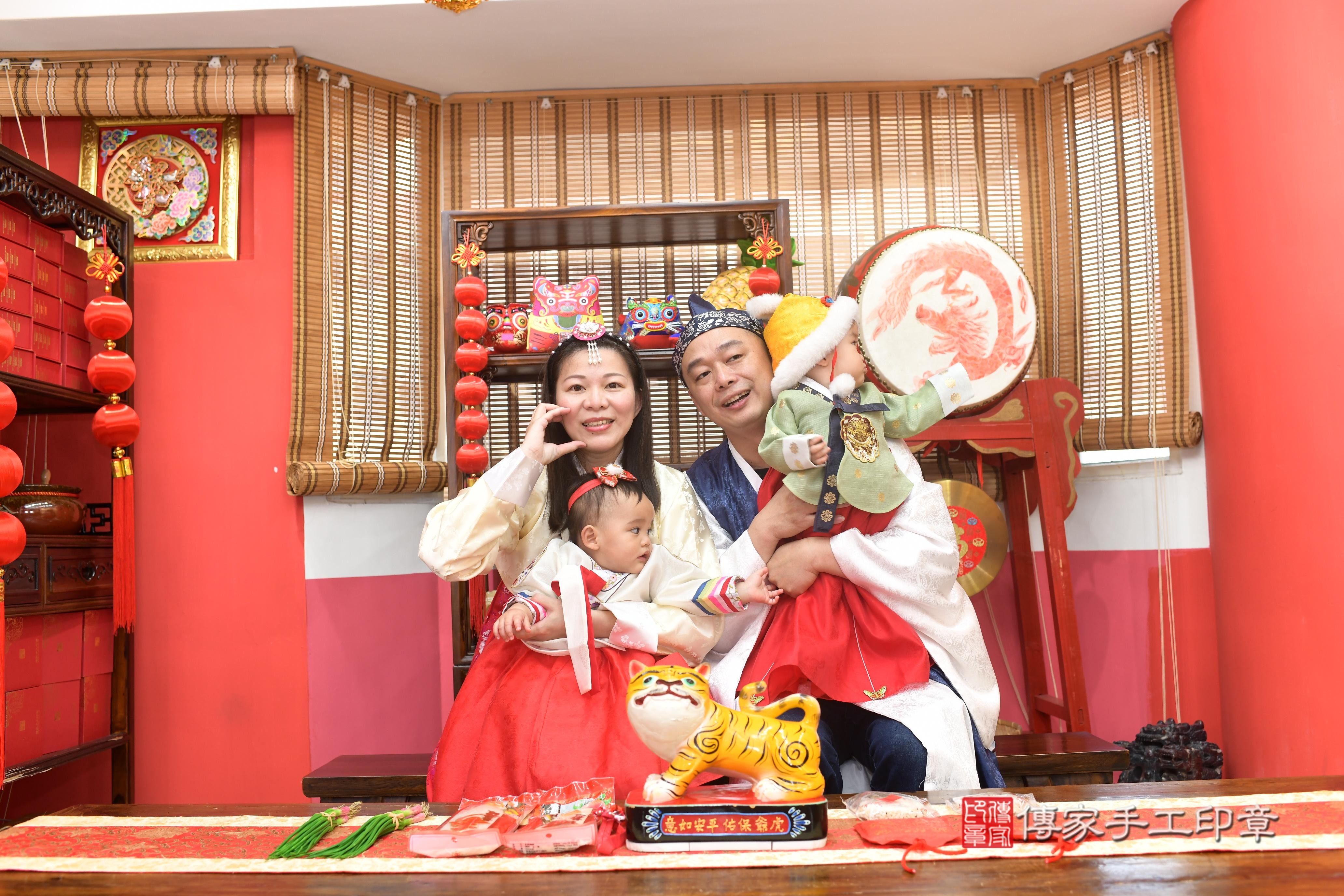 傳家手工印章高雄店、抓周、度脺、中國風會場、傳家嬰兒古禮、吉祥話、抓周道具物品24種、拍照。抓周證書。寶寶抓周、滿周歲、生日快樂、祝福