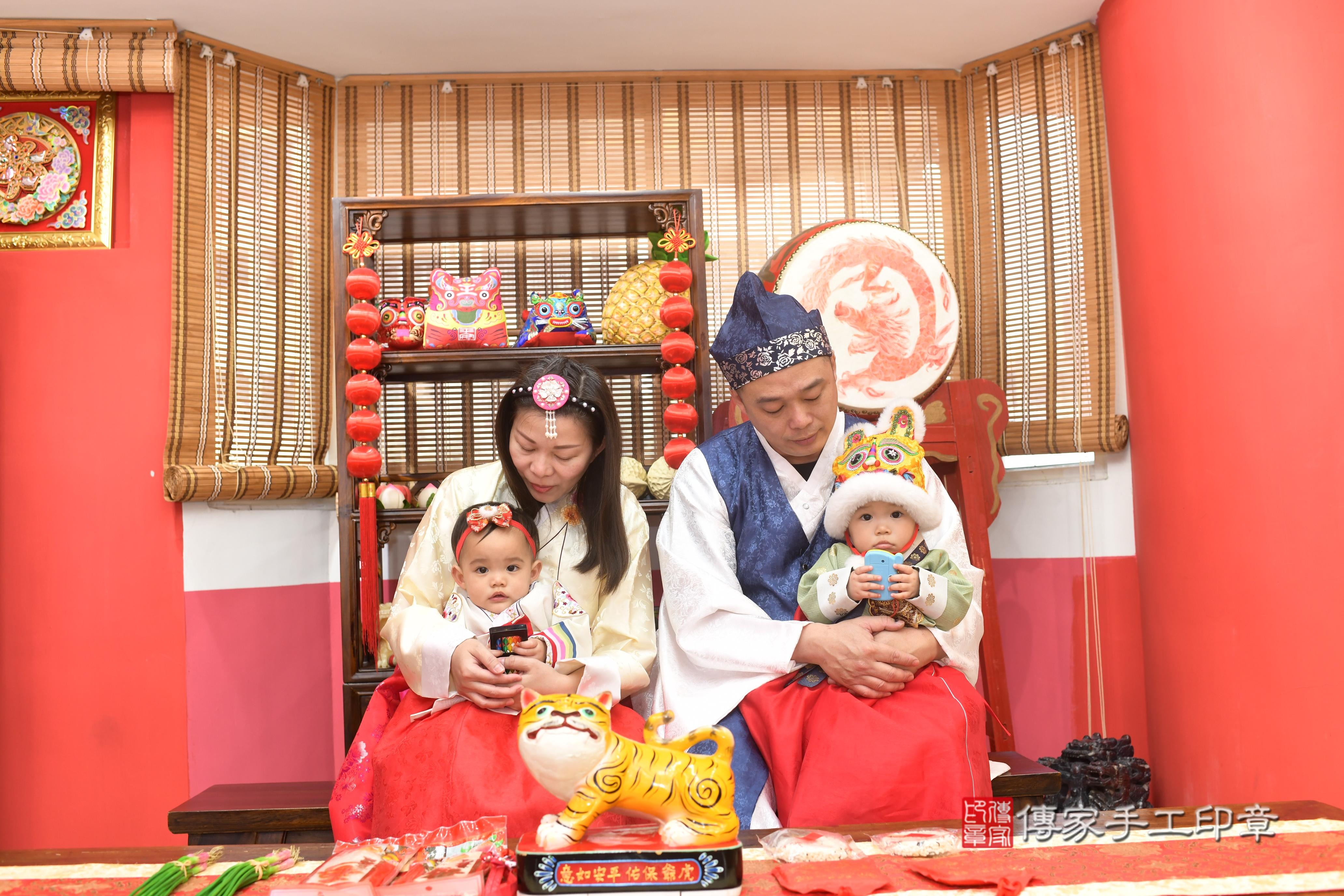 傳家手工印章高雄店、抓周、度脺、中國風會場、傳家嬰兒古禮、吉祥話、抓周道具物品24種、拍照。抓周證書。寶寶抓周、滿周歲、生日快樂、祝福