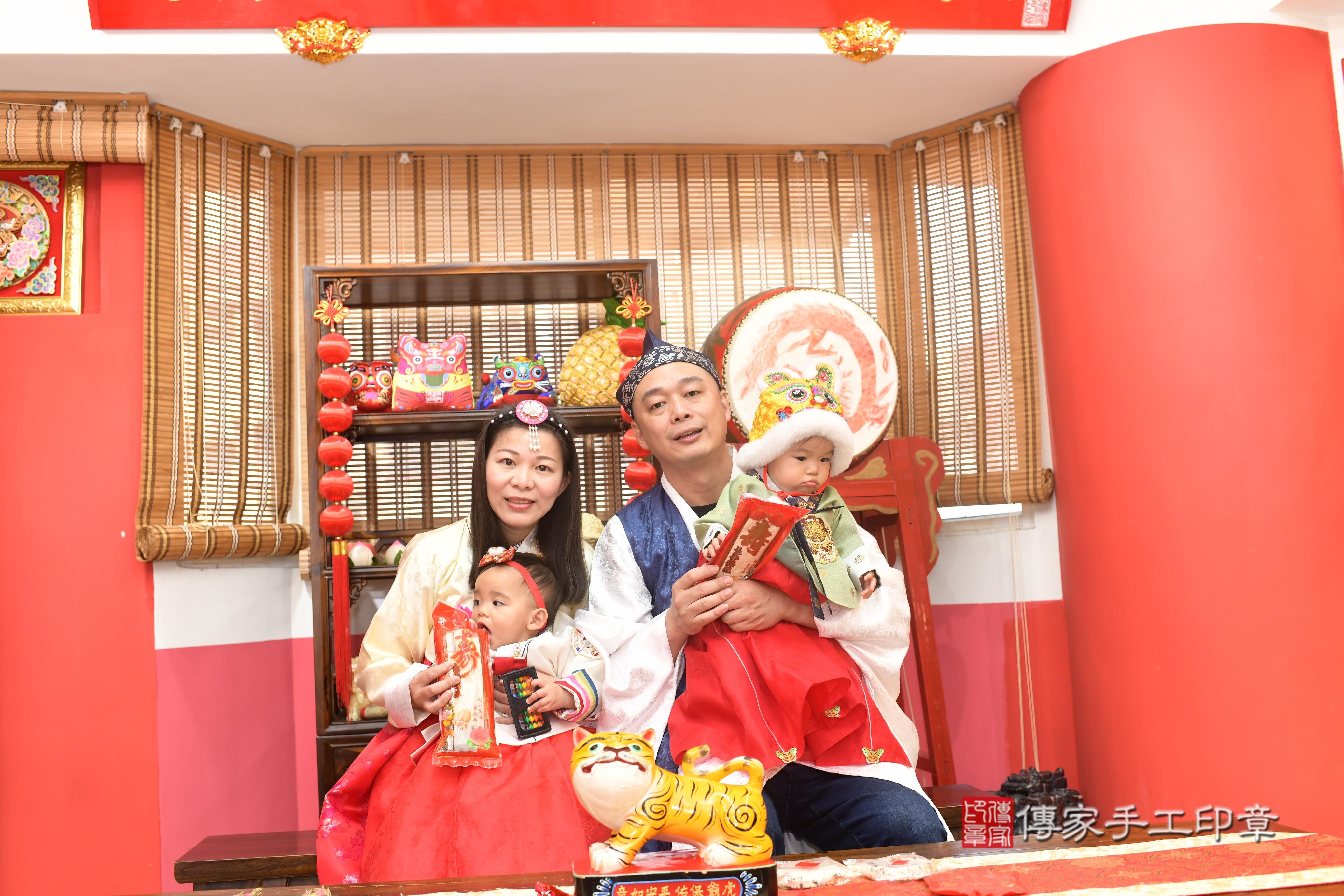 傳家手工印章高雄店、抓周、度脺、中國風會場、傳家嬰兒古禮、吉祥話、抓周道具物品24種、拍照。抓周證書。寶寶抓周、滿周歲、生日快樂、祝福