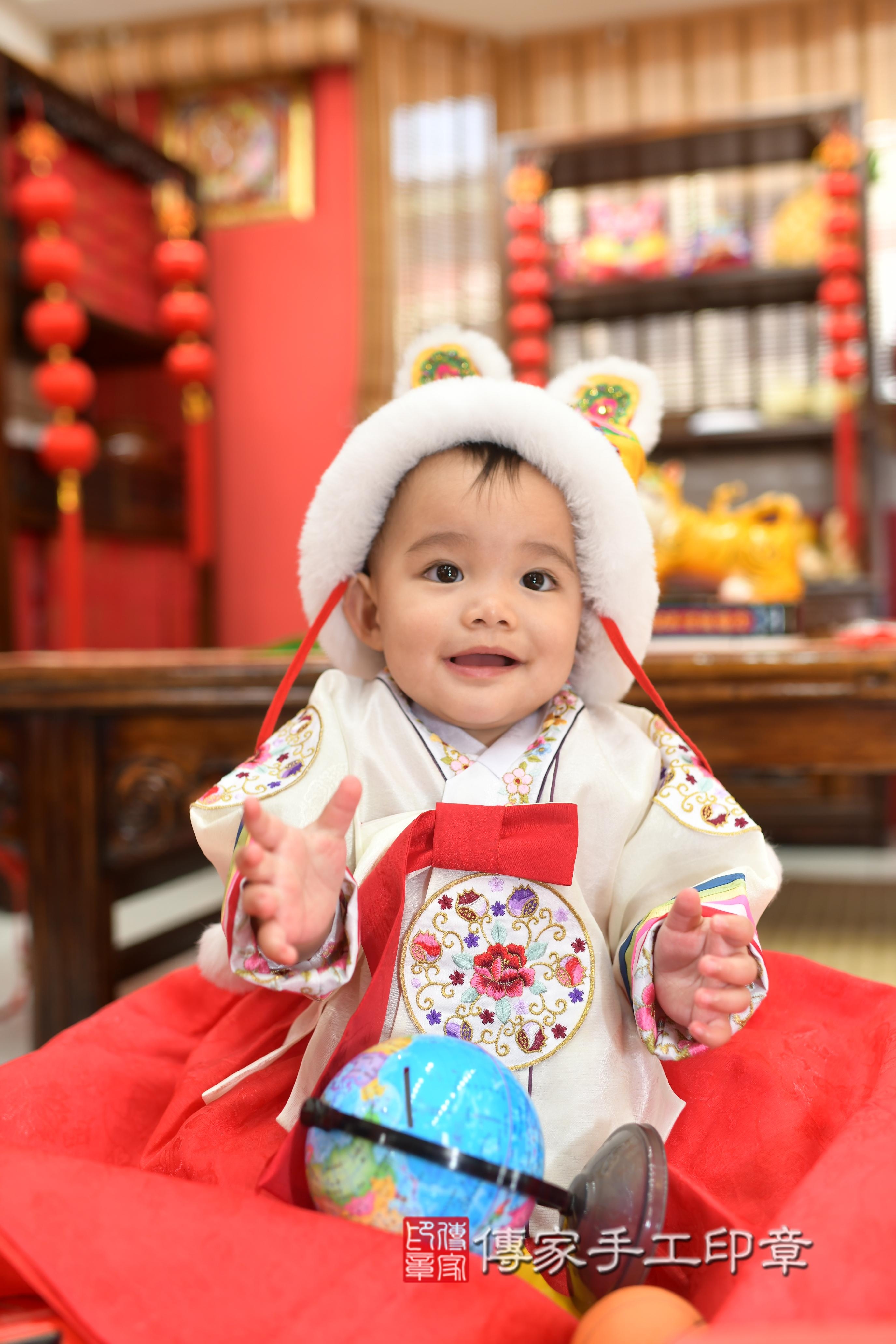 傳家手工印章高雄店、抓周、度脺、中國風會場、傳家嬰兒古禮、吉祥話、抓周道具物品24種、拍照。抓周證書。寶寶抓周、滿周歲、生日快樂、祝福