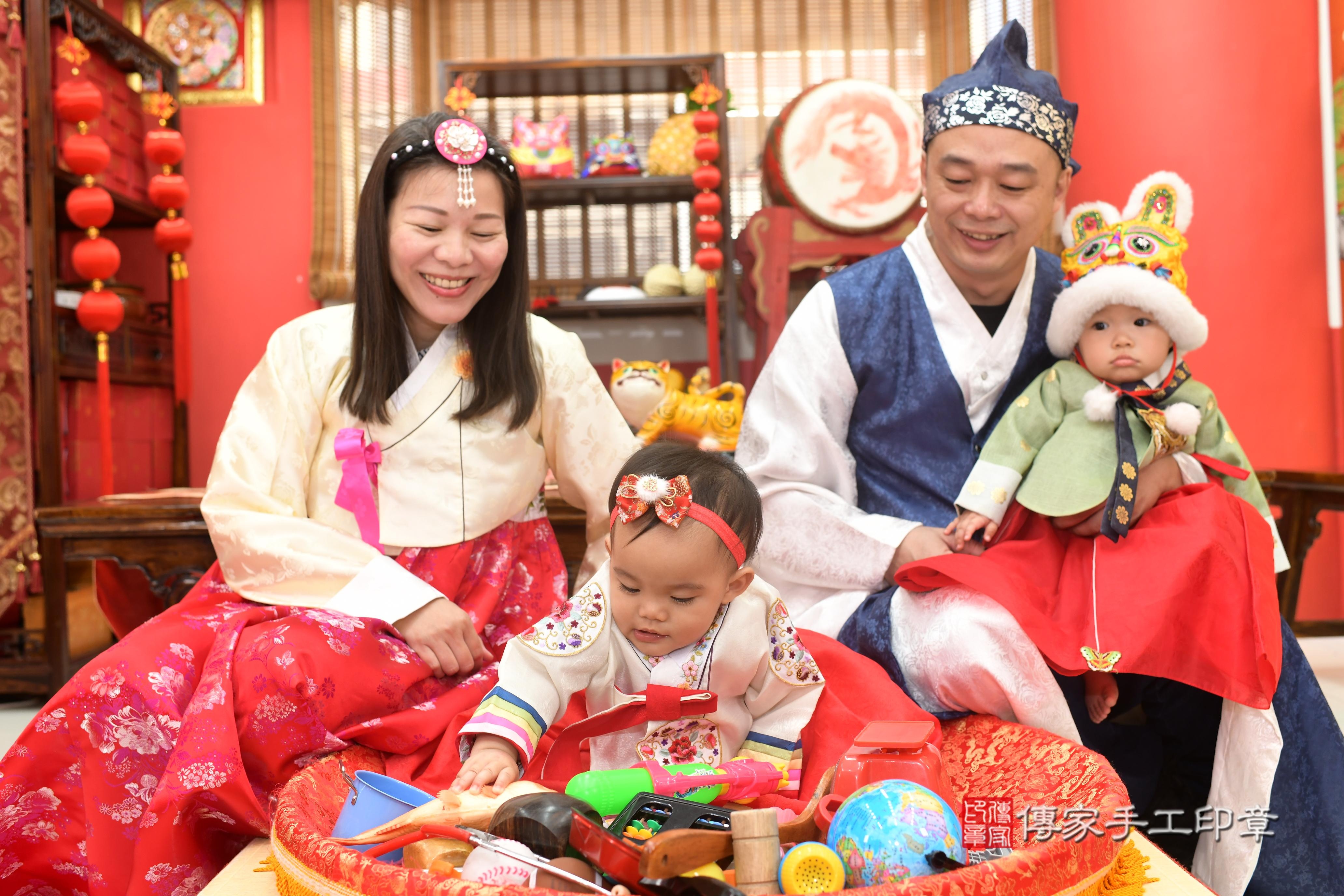 傳家手工印章高雄店、抓周、度脺、中國風會場、傳家嬰兒古禮、吉祥話、抓周道具物品24種、拍照。抓周證書。寶寶抓周、滿周歲、生日快樂、祝福