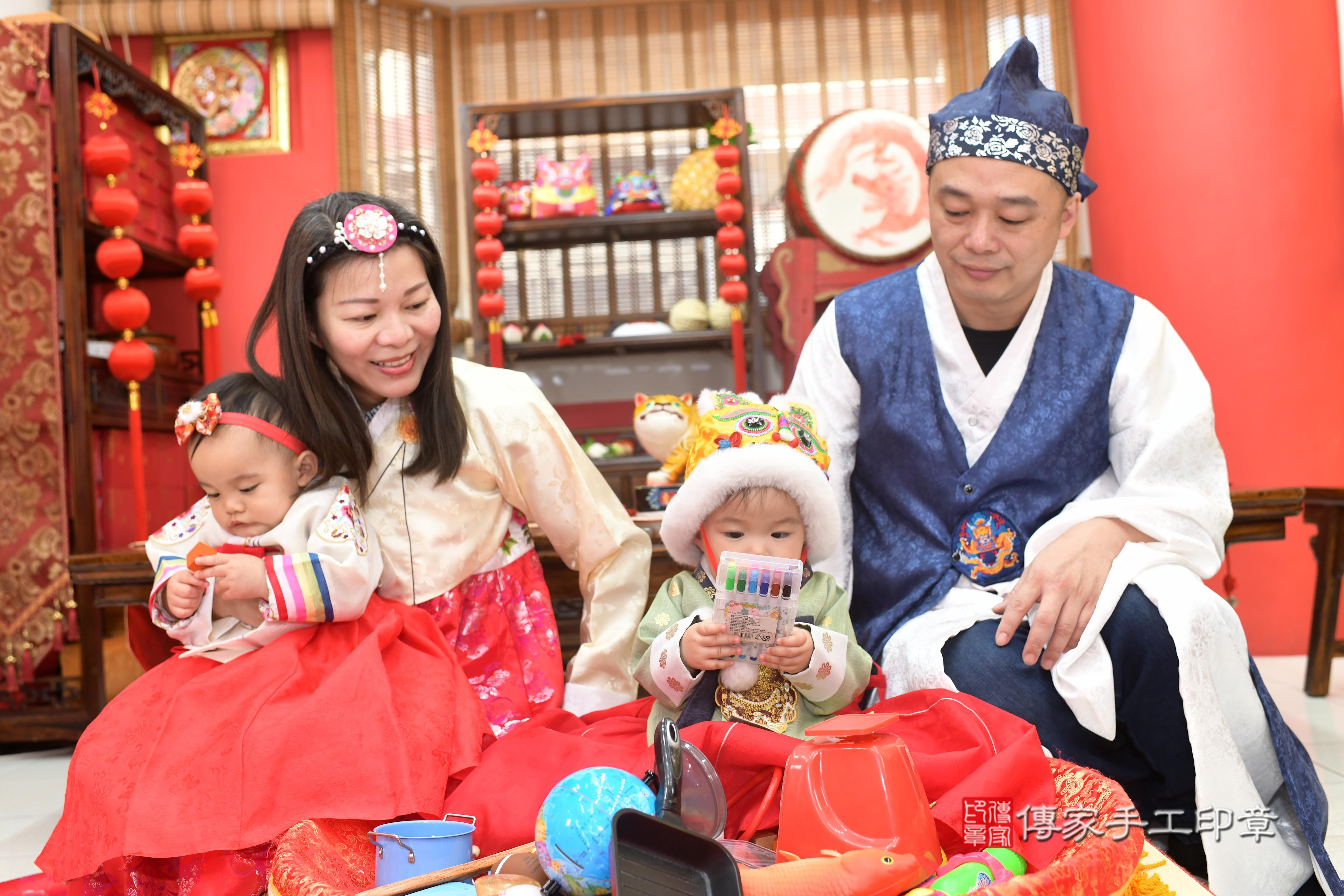 傳家手工印章高雄店、抓周、度脺、中國風會場、傳家嬰兒古禮、吉祥話、抓周道具物品24種、拍照。抓周證書。寶寶抓周、滿周歲、生日快樂、祝福
