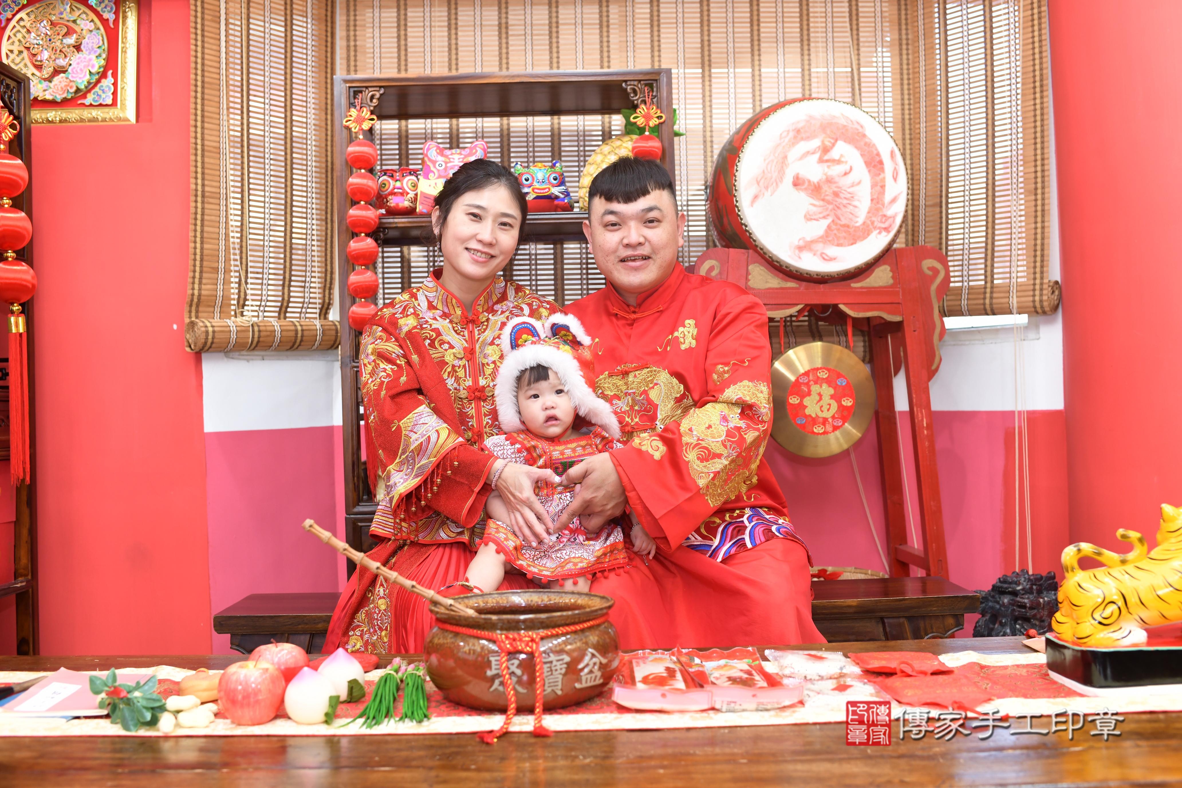 傳家手工印章高雄店、抓周、度脺、中國風會場、傳家嬰兒古禮、吉祥話、抓周道具物品24種、拍照。抓周證書。寶寶抓周、滿周歲、生日快樂、祝福