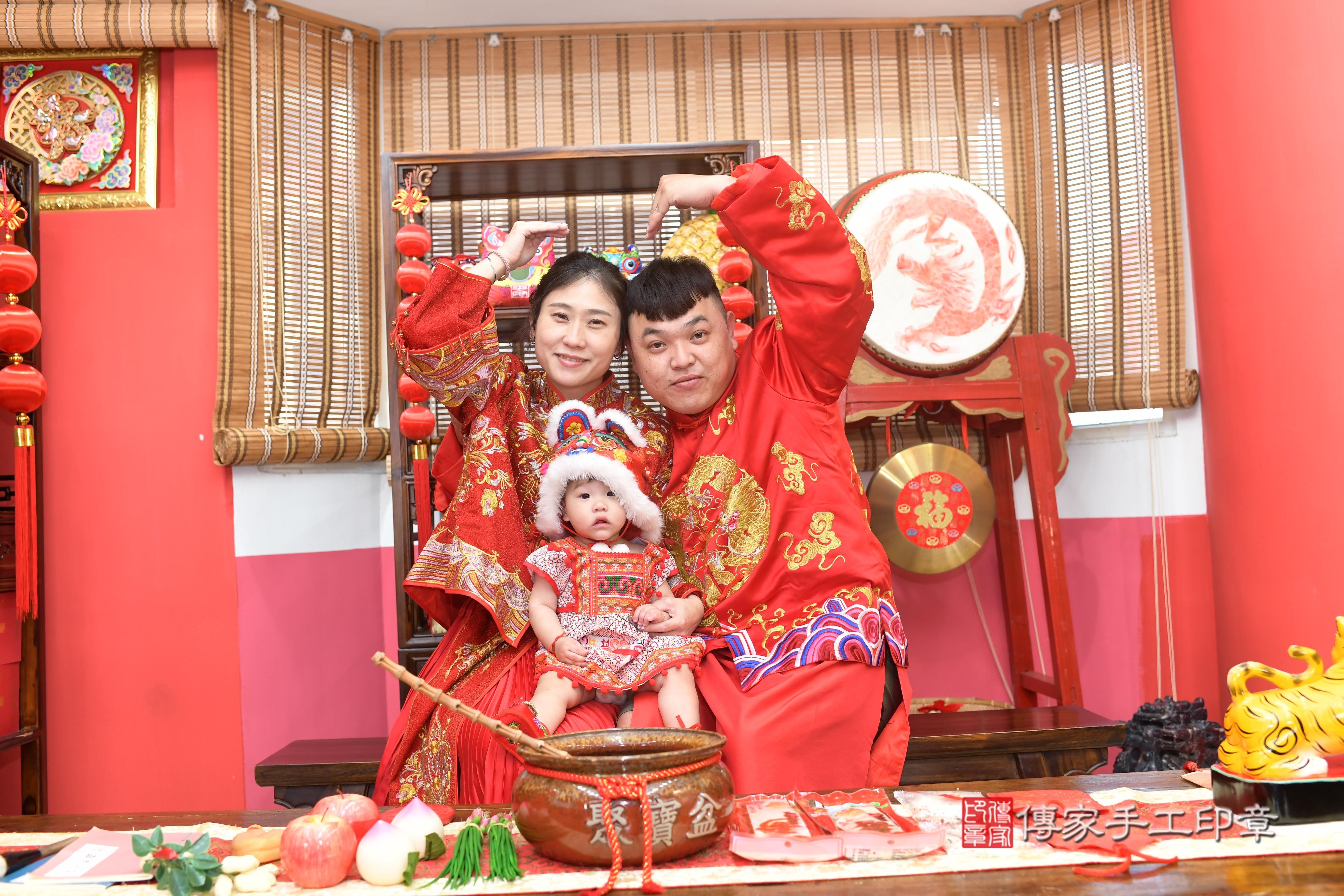 傳家手工印章高雄店、抓周、度脺、中國風會場、傳家嬰兒古禮、吉祥話、抓周道具物品24種、拍照。抓周證書。寶寶抓周、滿周歲、生日快樂、祝福