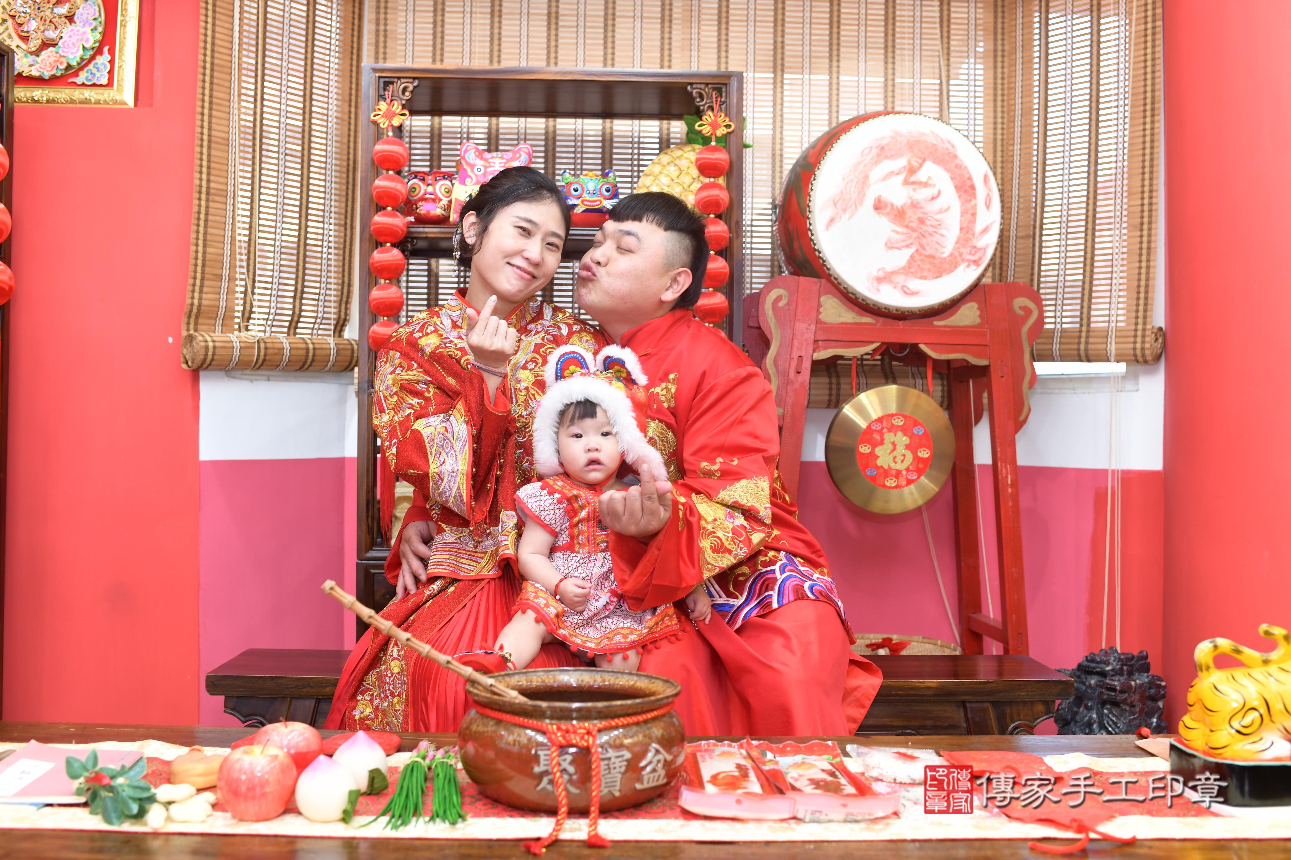 傳家手工印章高雄店、抓周、度脺、中國風會場、傳家嬰兒古禮、吉祥話、抓周道具物品24種、拍照。抓周證書。寶寶抓周、滿周歲、生日快樂、祝福