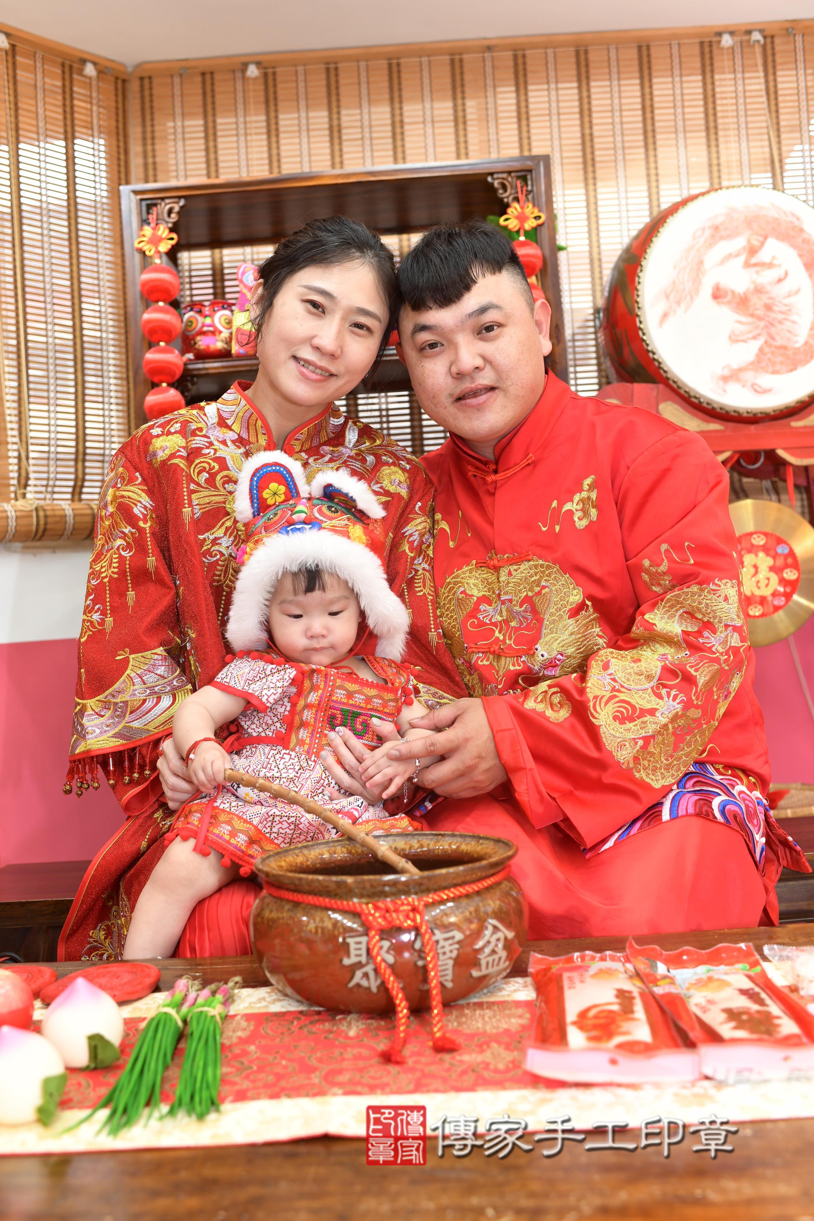 傳家手工印章高雄店、抓周、度脺、中國風會場、傳家嬰兒古禮、吉祥話、抓周道具物品24種、拍照。抓周證書。寶寶抓周、滿周歲、生日快樂、祝福