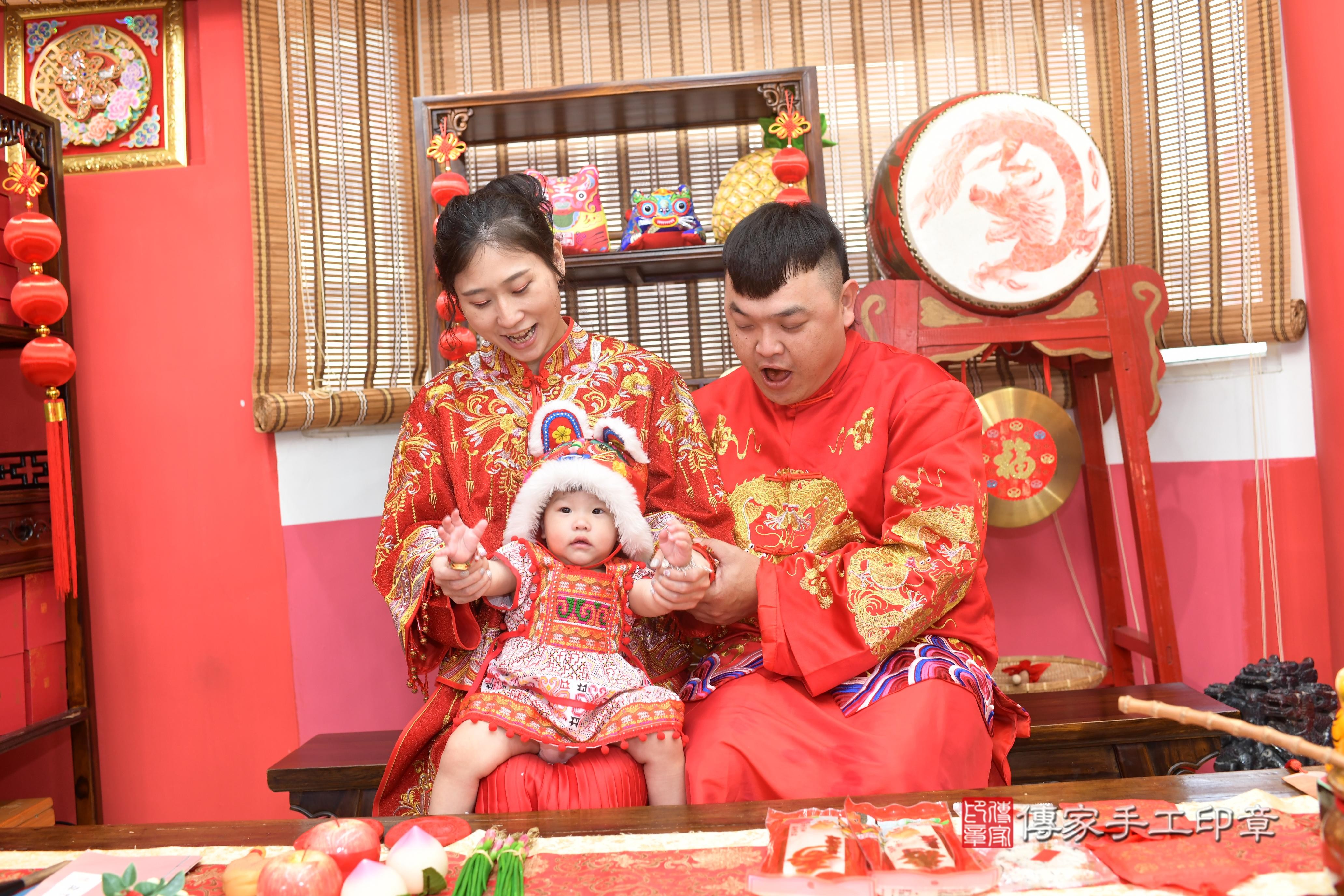 傳家手工印章高雄店、抓周、度脺、中國風會場、傳家嬰兒古禮、吉祥話、抓周道具物品24種、拍照。抓周證書。寶寶抓周、滿周歲、生日快樂、祝福