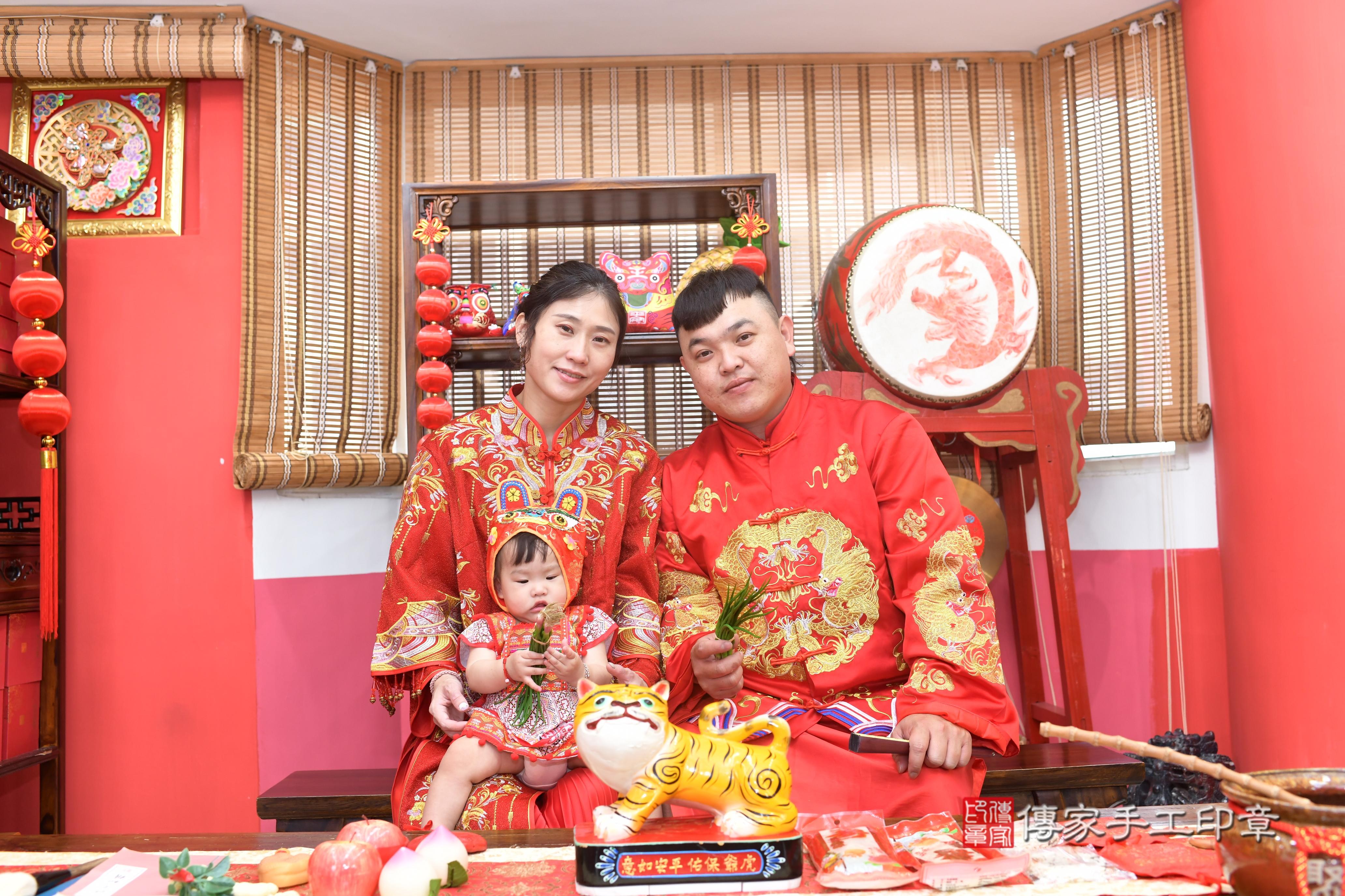 傳家手工印章高雄店、抓周、度脺、中國風會場、傳家嬰兒古禮、吉祥話、抓周道具物品24種、拍照。抓周證書。寶寶抓周、滿周歲、生日快樂、祝福