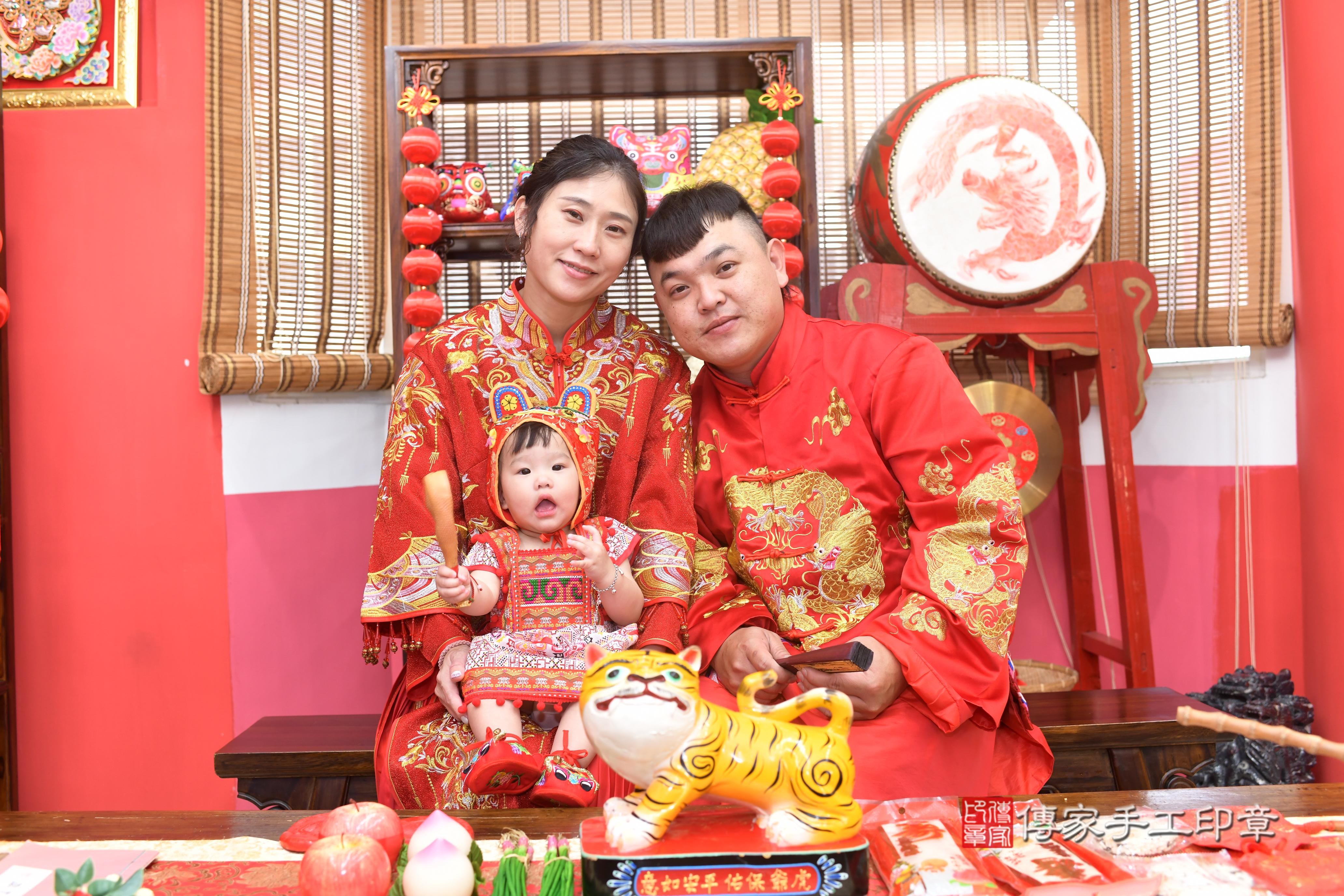 傳家手工印章高雄店、抓周、度脺、中國風會場、傳家嬰兒古禮、吉祥話、抓周道具物品24種、拍照。抓周證書。寶寶抓周、滿周歲、生日快樂、祝福