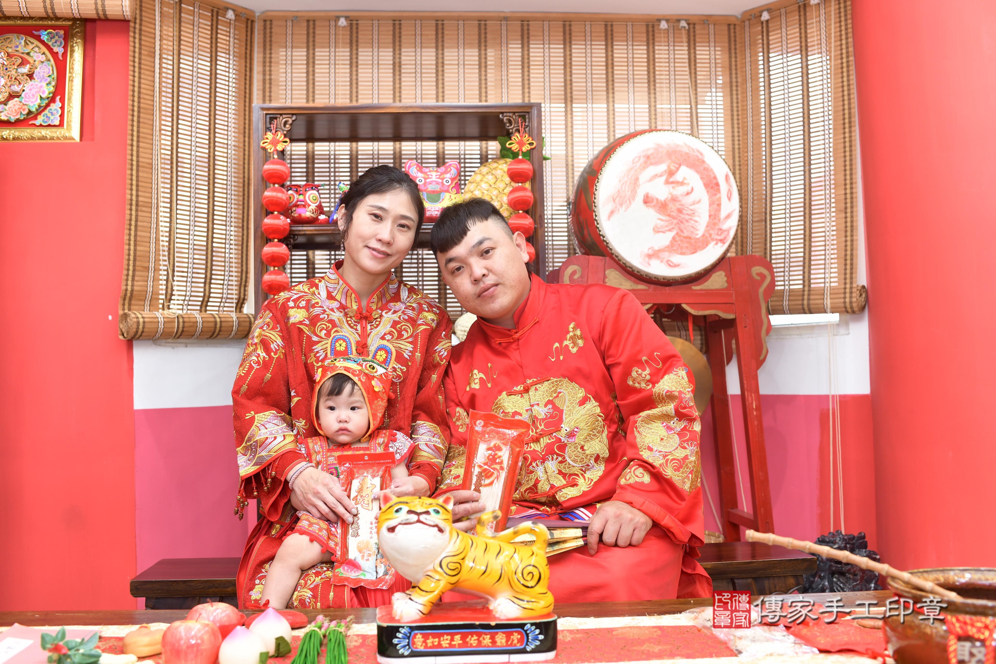 傳家手工印章高雄店、抓周、度脺、中國風會場、傳家嬰兒古禮、吉祥話、抓周道具物品24種、拍照。抓周證書。寶寶抓周、滿周歲、生日快樂、祝福