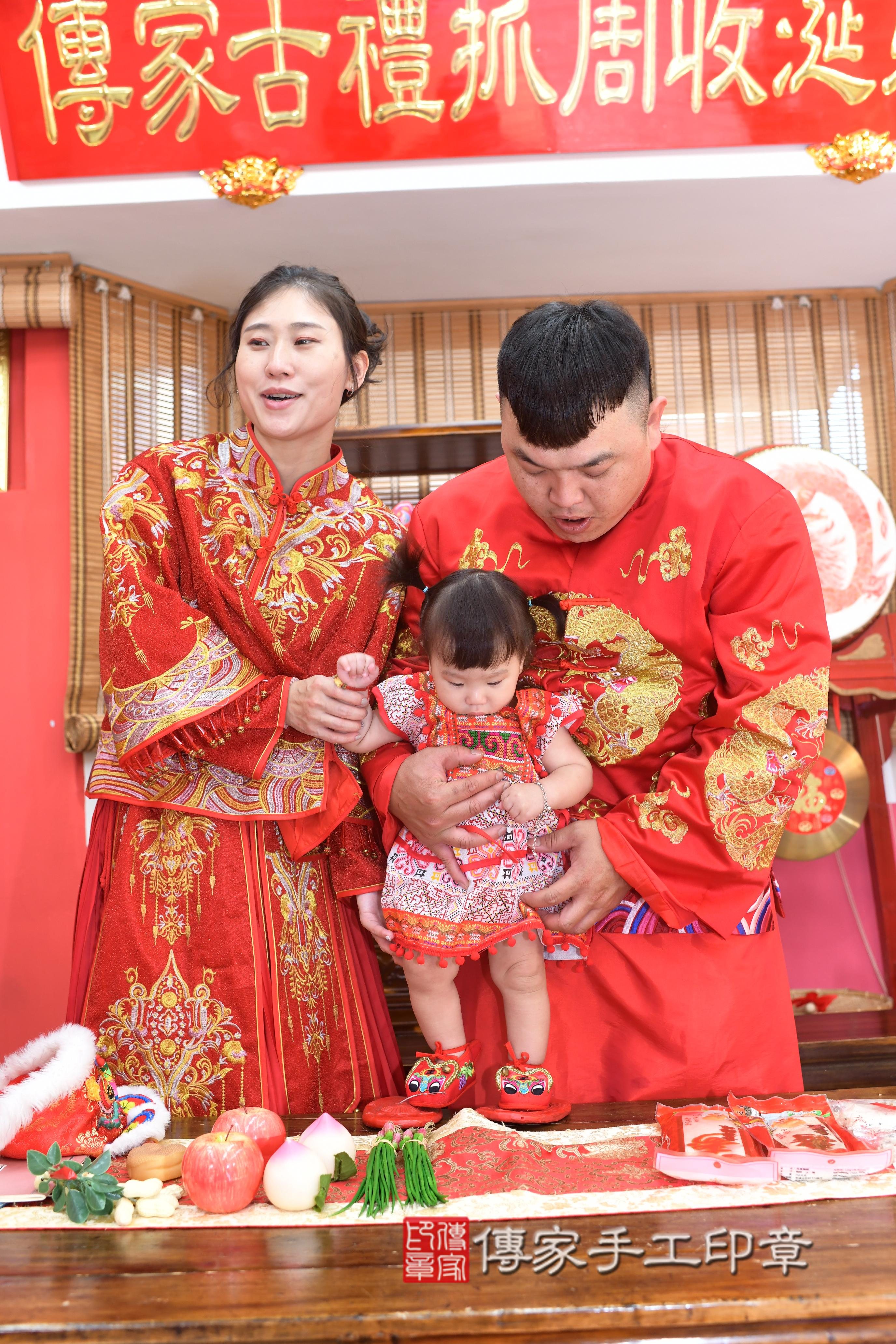 傳家手工印章高雄店、抓周、度脺、中國風會場、傳家嬰兒古禮、吉祥話、抓周道具物品24種、拍照。抓周證書。寶寶抓周、滿周歲、生日快樂、祝福