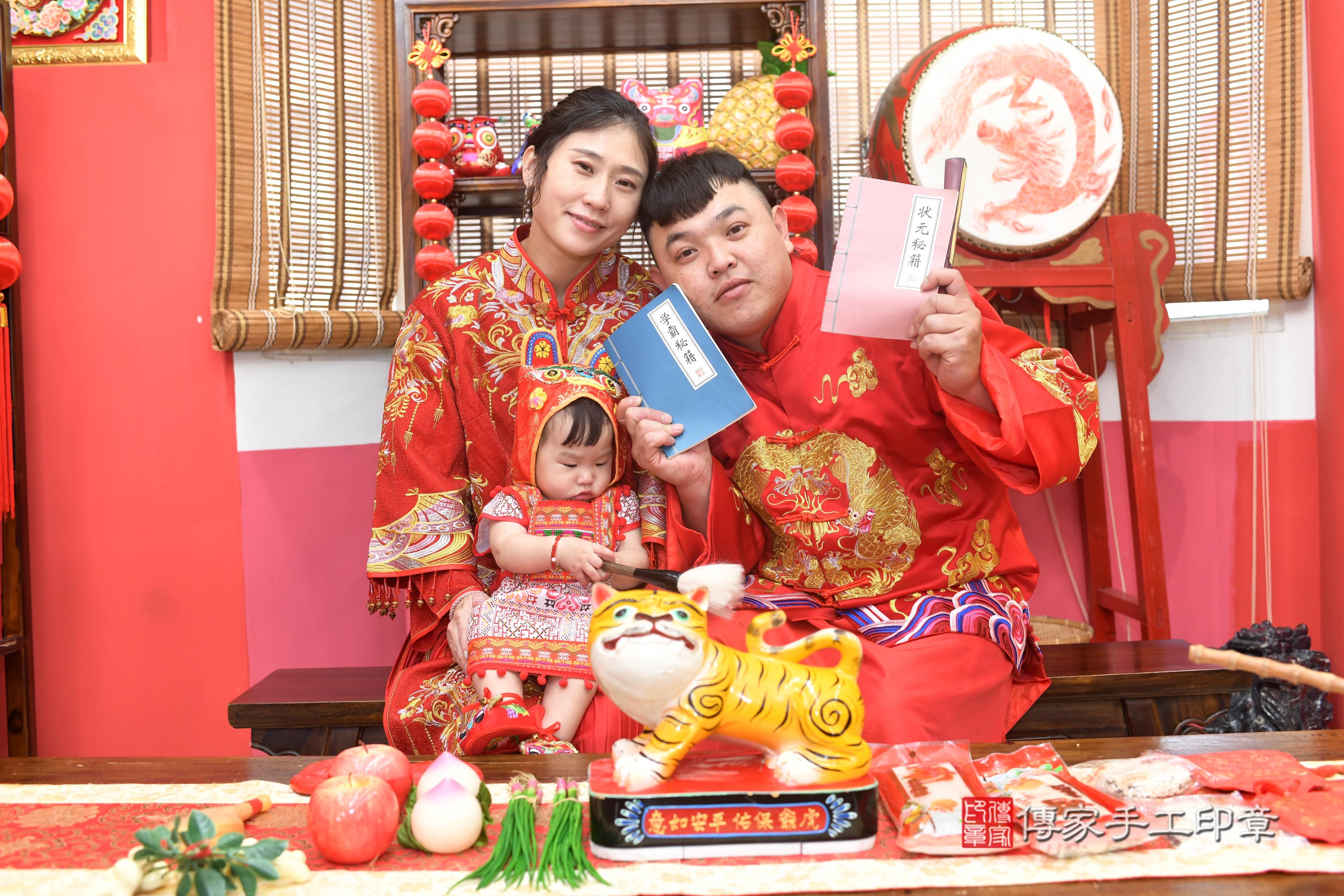 傳家手工印章高雄店、抓周、度脺、中國風會場、傳家嬰兒古禮、吉祥話、抓周道具物品24種、拍照。抓周證書。寶寶抓周、滿周歲、生日快樂、祝福