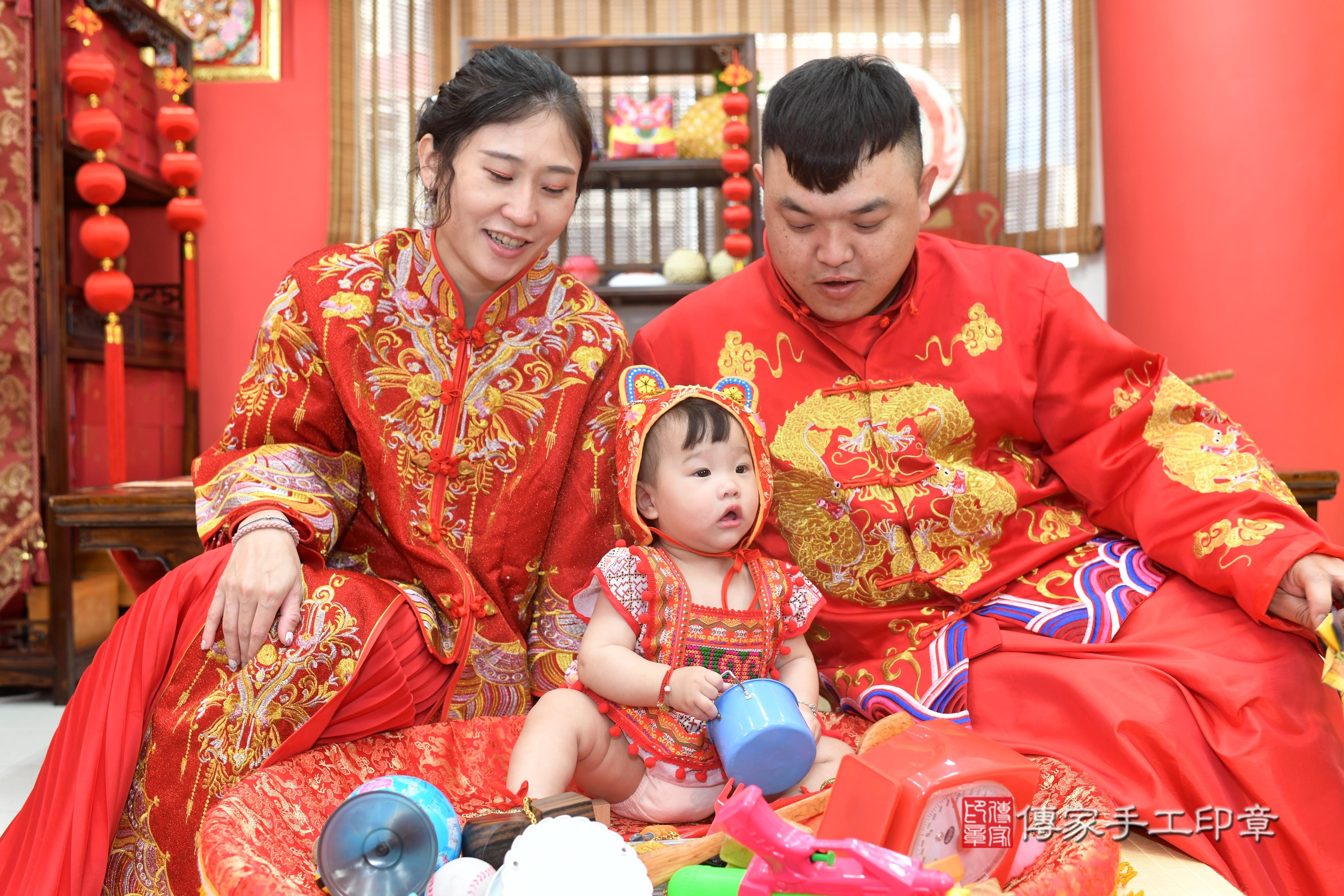 傳家手工印章高雄店、抓周、度脺、中國風會場、傳家嬰兒古禮、吉祥話、抓周道具物品24種、拍照。抓周證書。寶寶抓周、滿周歲、生日快樂、祝福