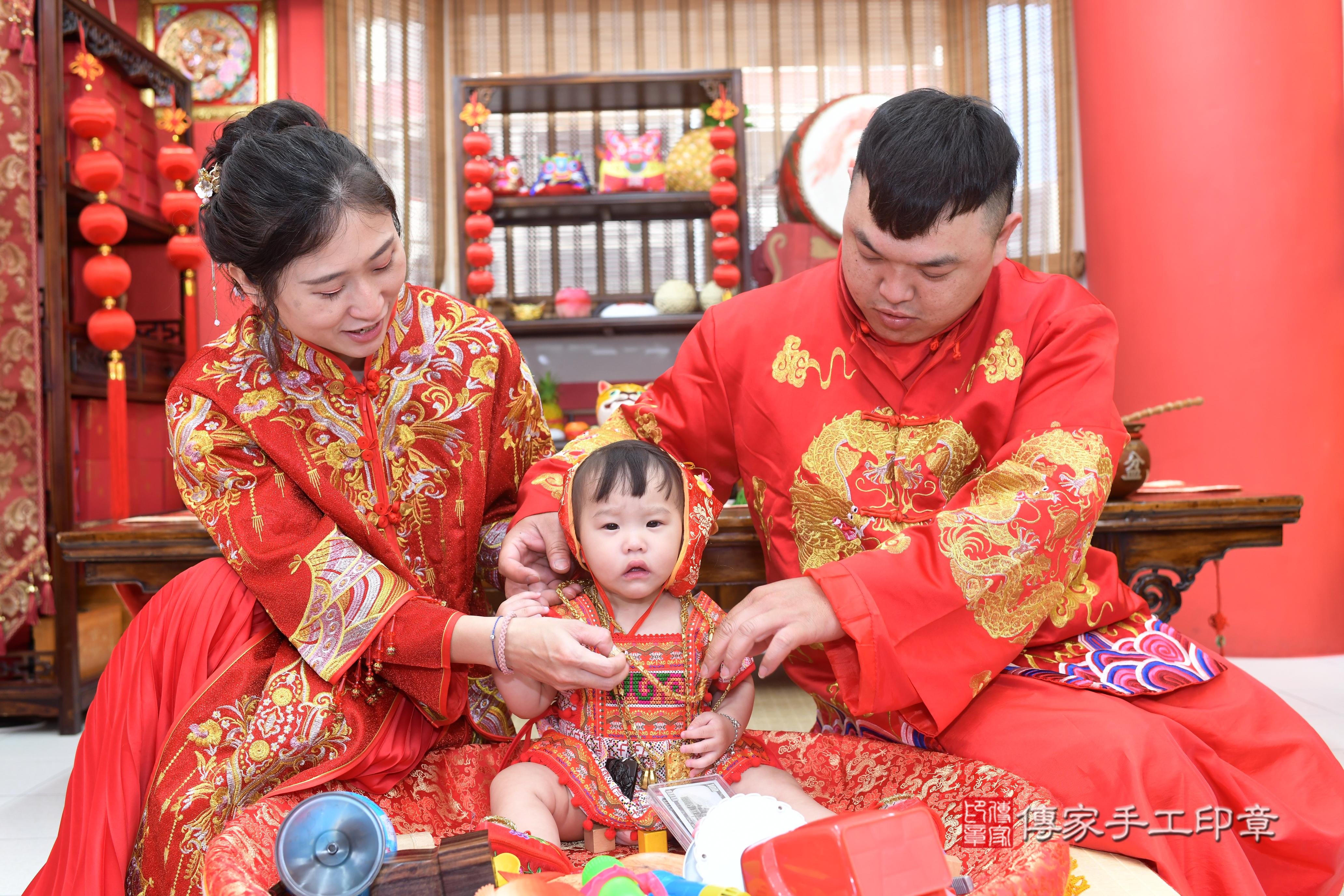 傳家手工印章高雄店、抓周、度脺、中國風會場、傳家嬰兒古禮、吉祥話、抓周道具物品24種、拍照。抓周證書。寶寶抓周、滿周歲、生日快樂、祝福