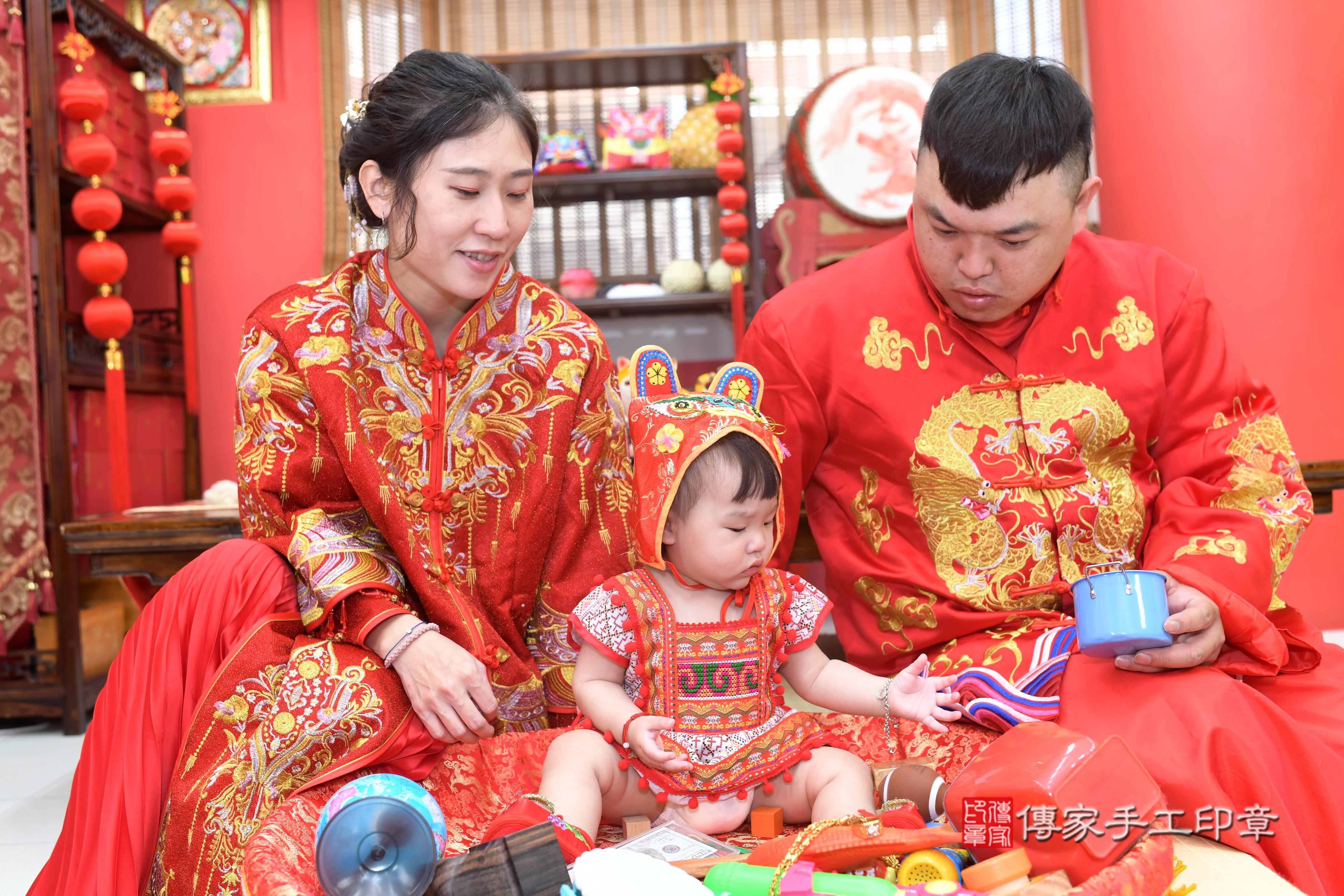 傳家手工印章高雄店、抓周、度脺、中國風會場、傳家嬰兒古禮、吉祥話、抓周道具物品24種、拍照。抓周證書。寶寶抓周、滿周歲、生日快樂、祝福
