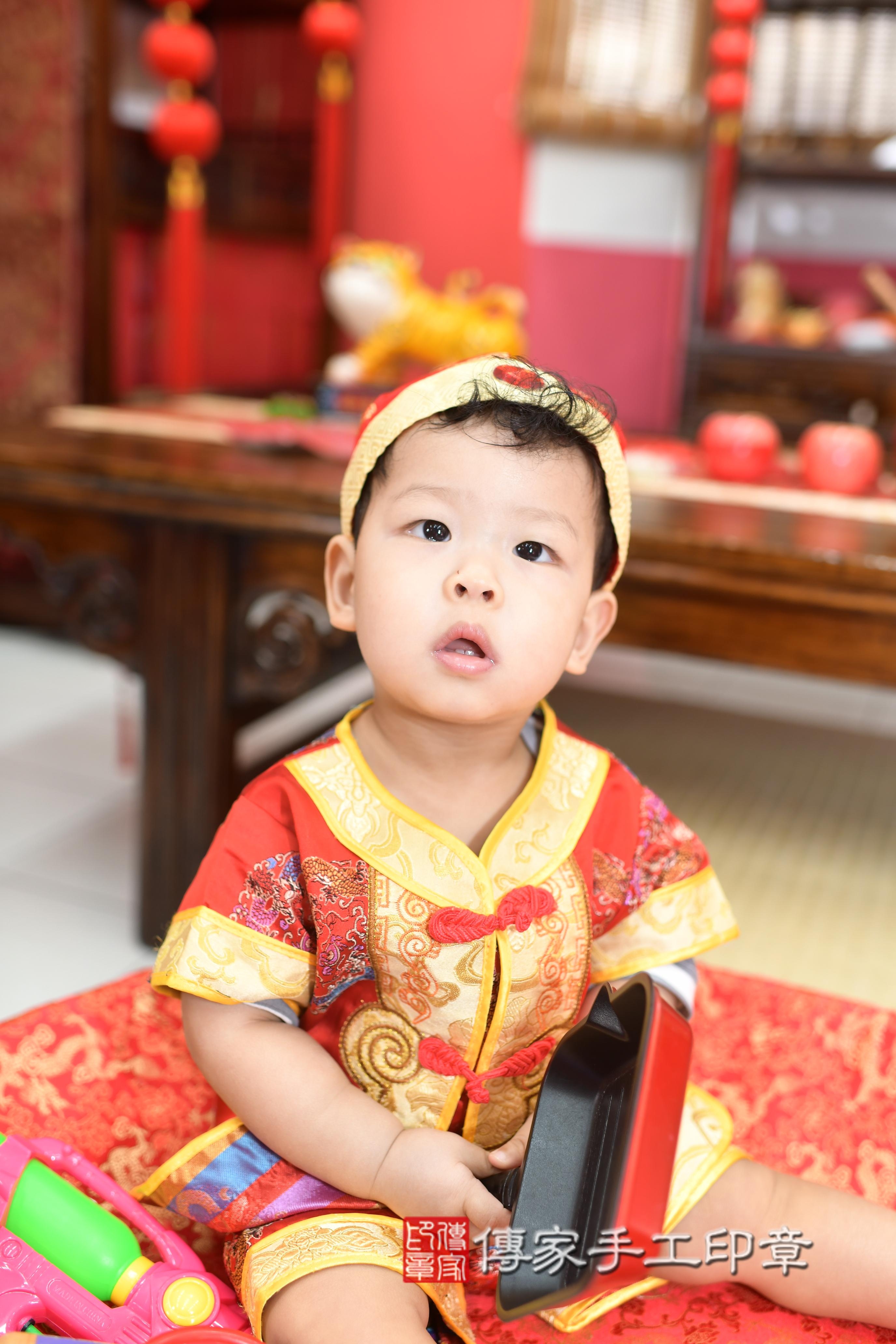 傳家手工印章高雄店、抓周、度脺、中國風會場、傳家嬰兒古禮、吉祥話、抓周道具物品24種、拍照。抓周證書。寶寶抓周、滿周歲、生日快樂、祝福