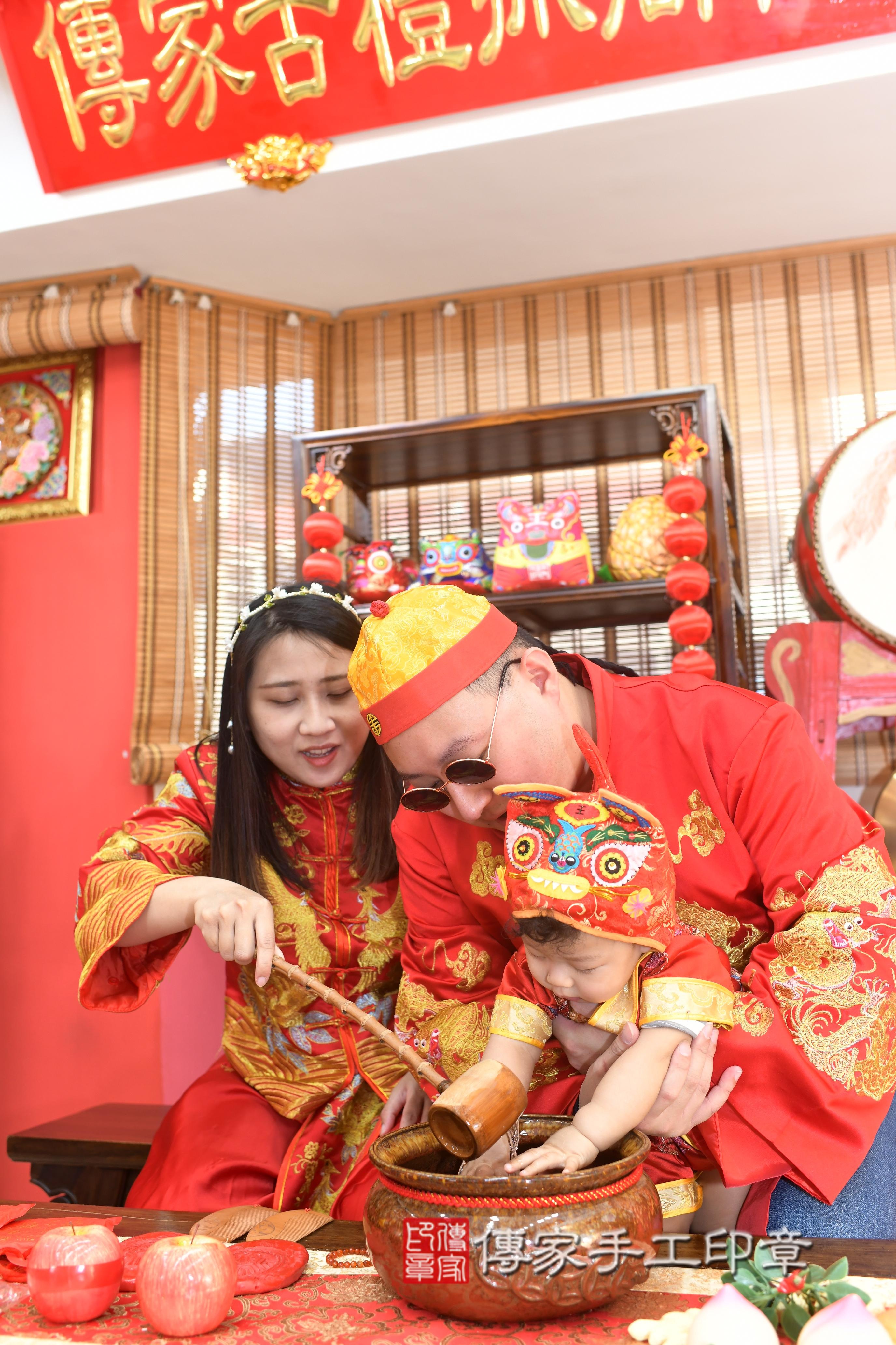 傳家手工印章高雄店、抓周、度脺、中國風會場、傳家嬰兒古禮、吉祥話、抓周道具物品24種、拍照。抓周證書。寶寶抓周、滿周歲、生日快樂、祝福