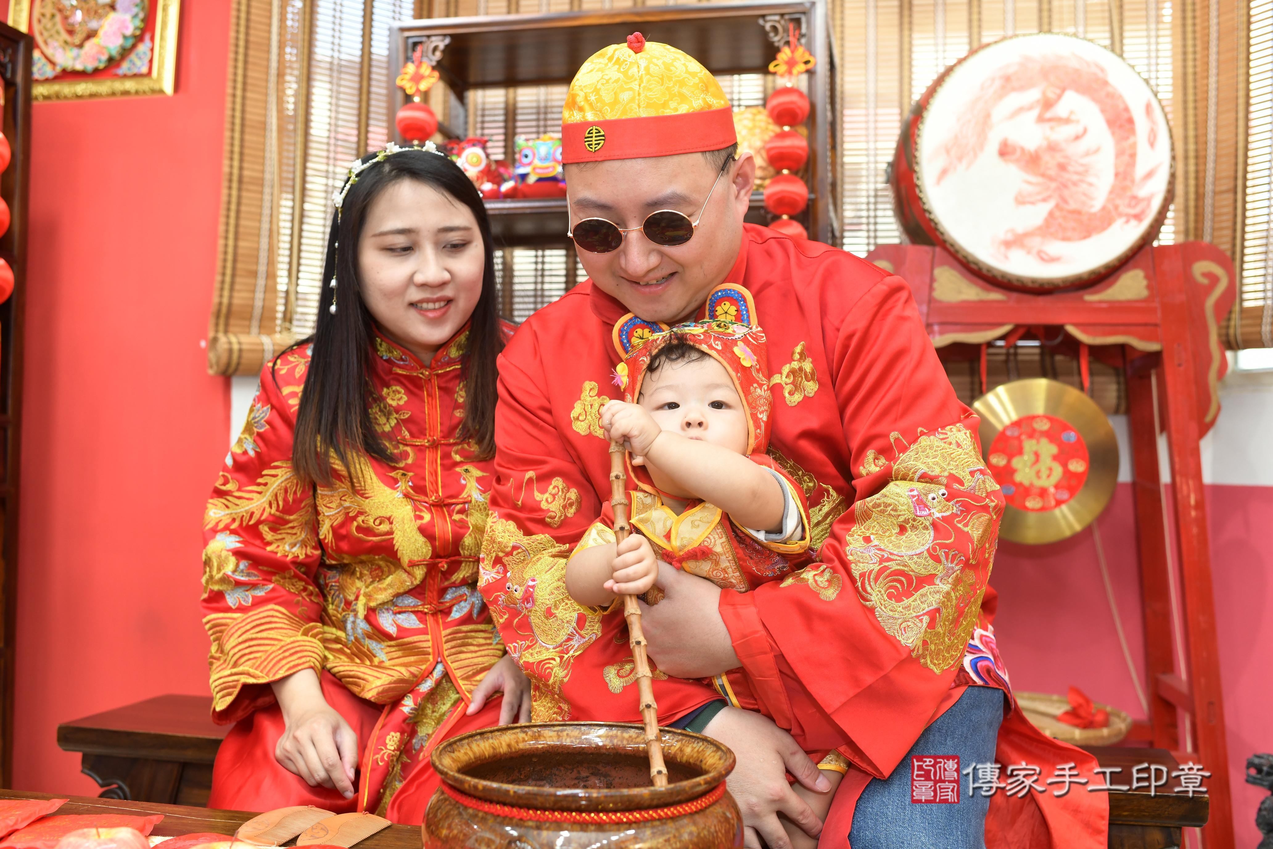 傳家手工印章高雄店、抓周、度脺、中國風會場、傳家嬰兒古禮、吉祥話、抓周道具物品24種、拍照。抓周證書。寶寶抓周、滿周歲、生日快樂、祝福
