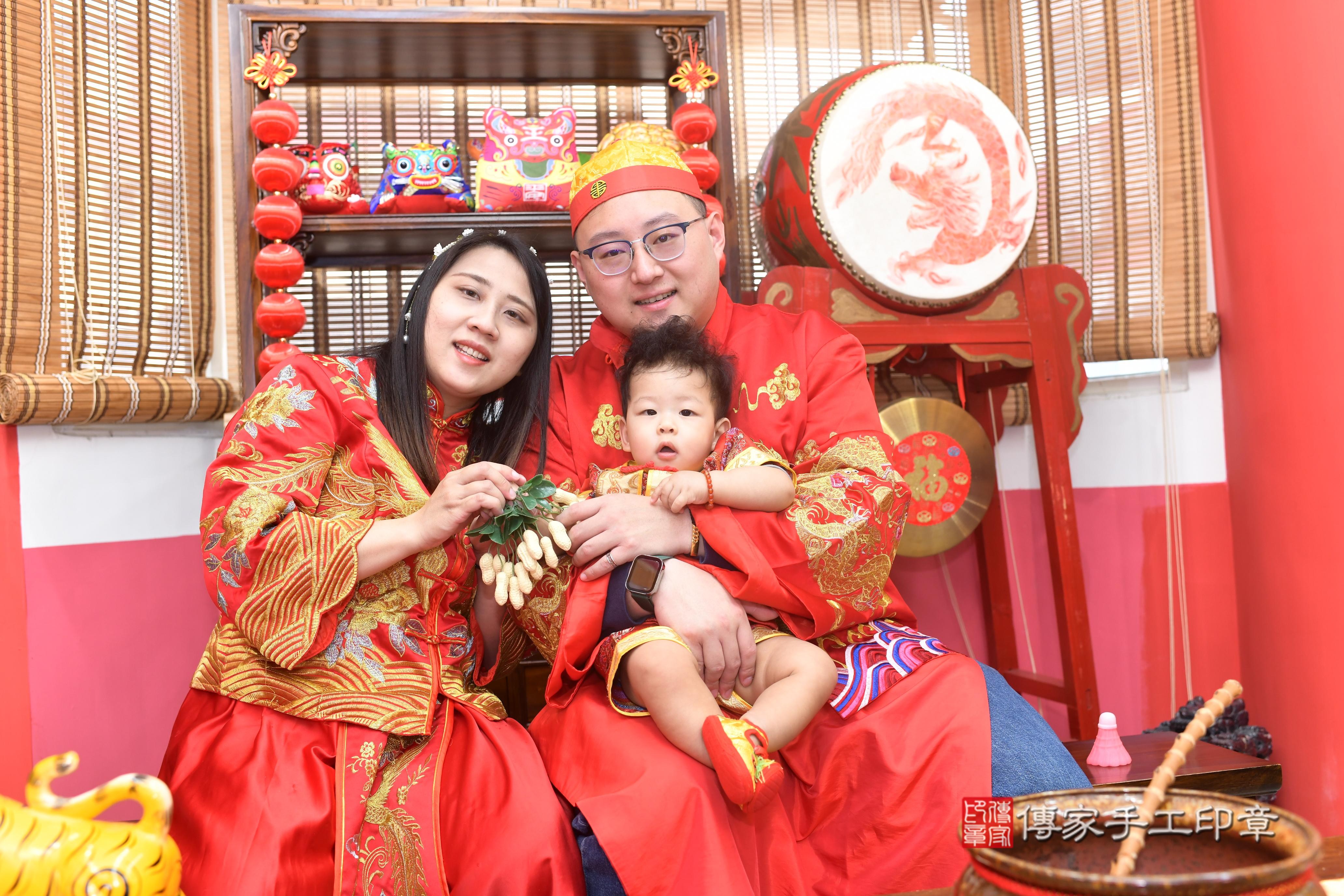 傳家手工印章高雄店、抓周、度脺、中國風會場、傳家嬰兒古禮、吉祥話、抓周道具物品24種、拍照。抓周證書。寶寶抓周、滿周歲、生日快樂、祝福