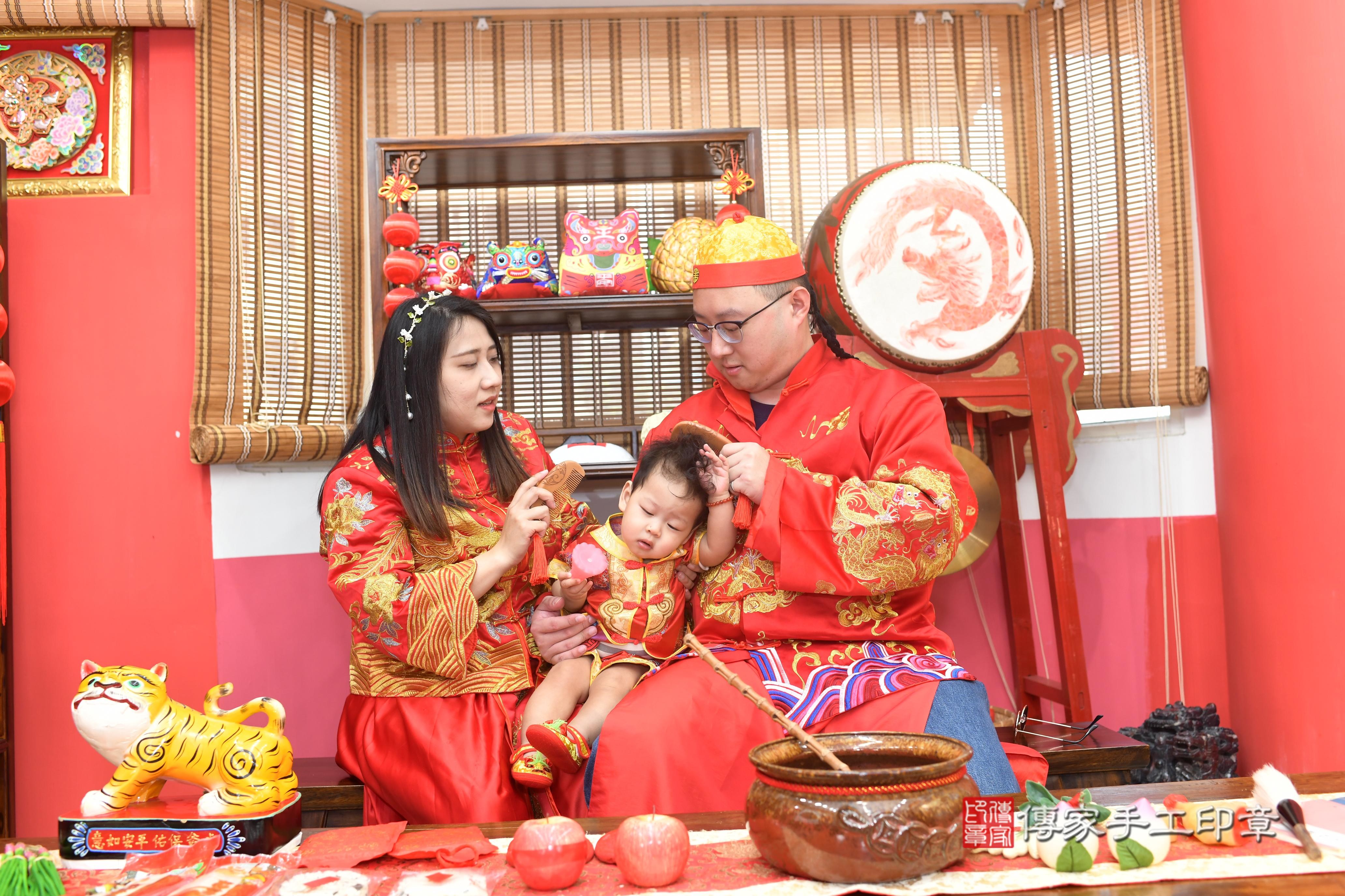 傳家手工印章高雄店、抓周、度脺、中國風會場、傳家嬰兒古禮、吉祥話、抓周道具物品24種、拍照。抓周證書。寶寶抓周、滿周歲、生日快樂、祝福