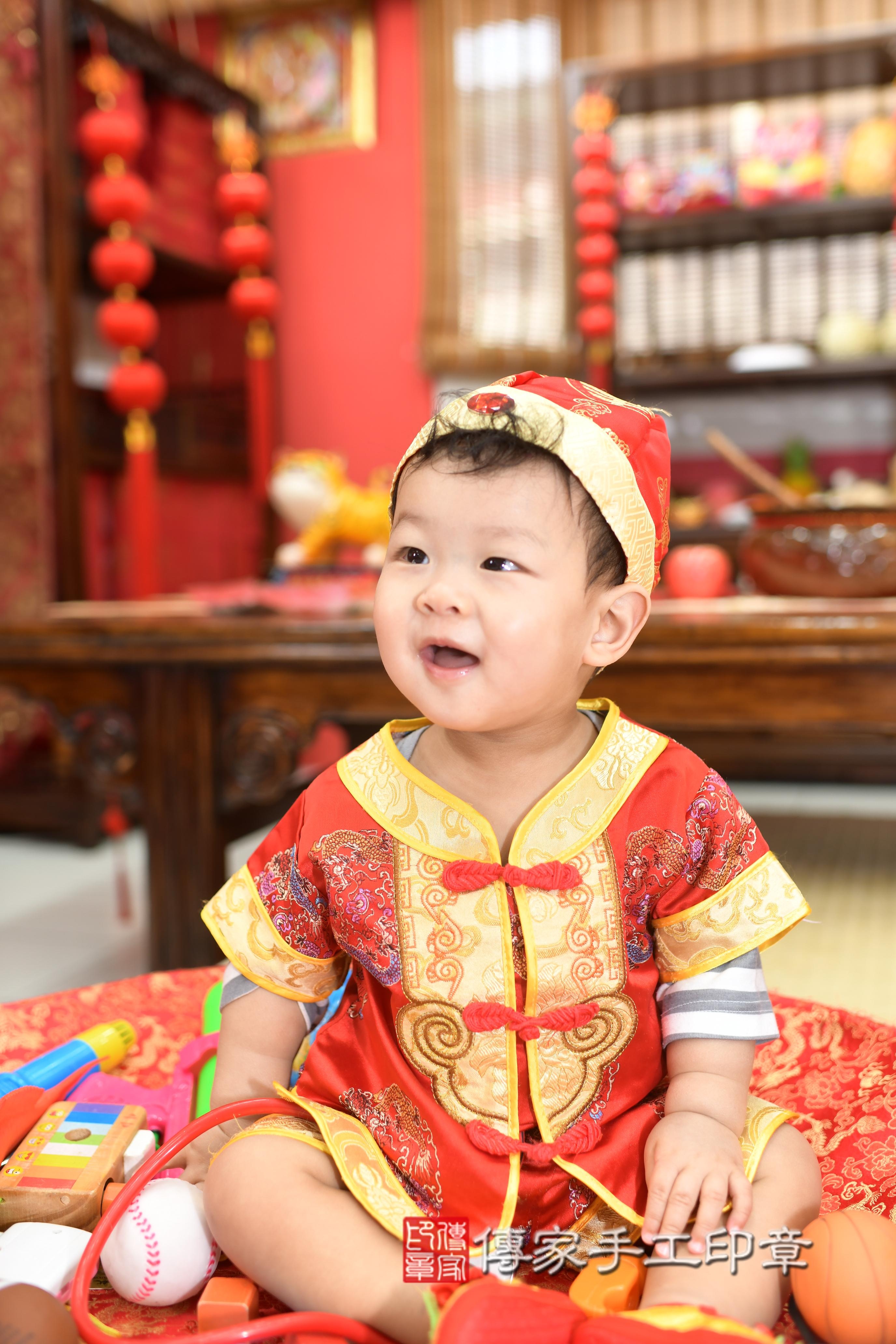傳家手工印章高雄店、抓周、度脺、中國風會場、傳家嬰兒古禮、吉祥話、抓周道具物品24種、拍照。抓周證書。寶寶抓周、滿周歲、生日快樂、祝福