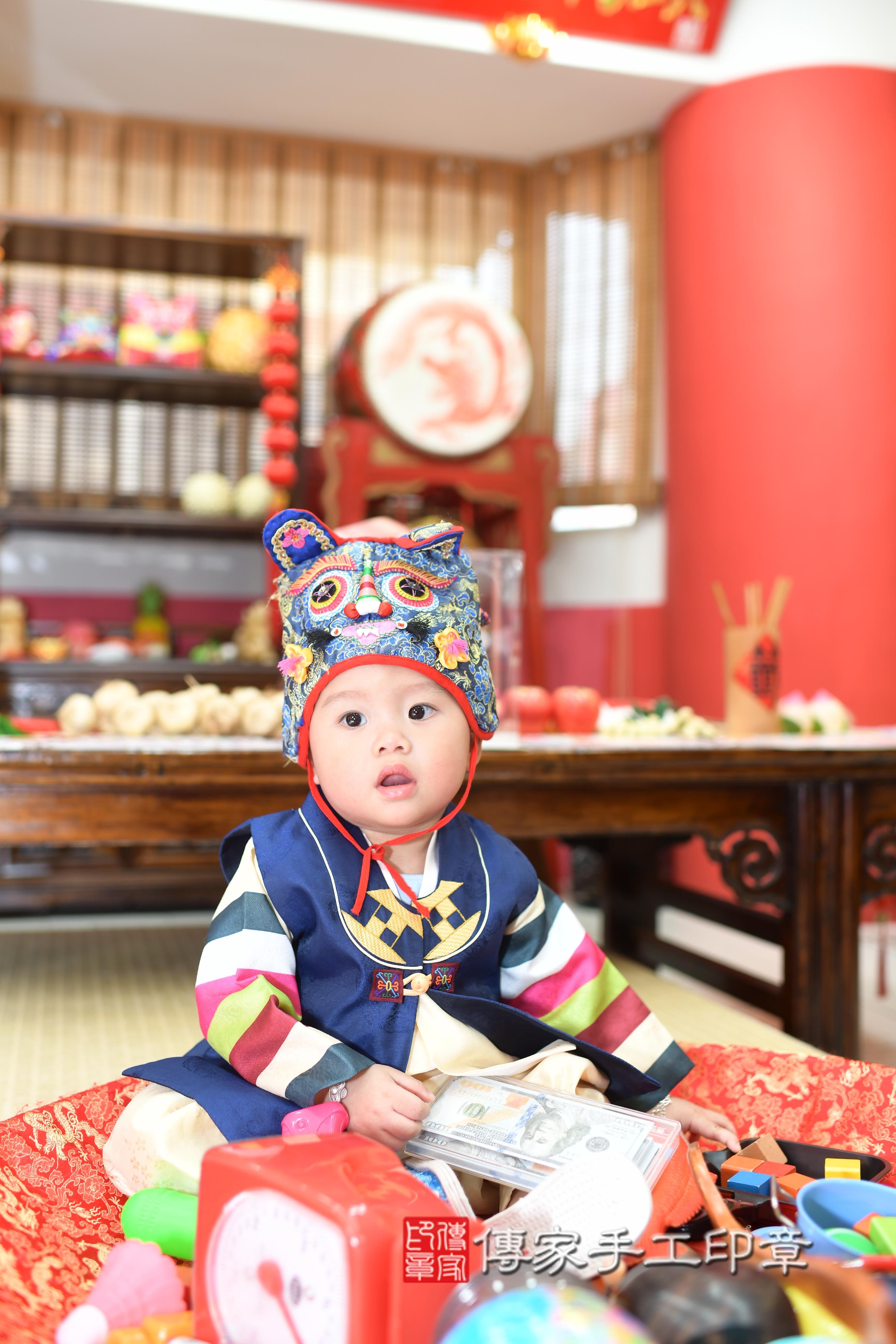 傳家手工印章高雄店、抓周、度脺、中國風會場、傳家嬰兒古禮、吉祥話、抓周道具物品24種、拍照。抓周證書。寶寶抓周、滿周歲、生日快樂、祝福