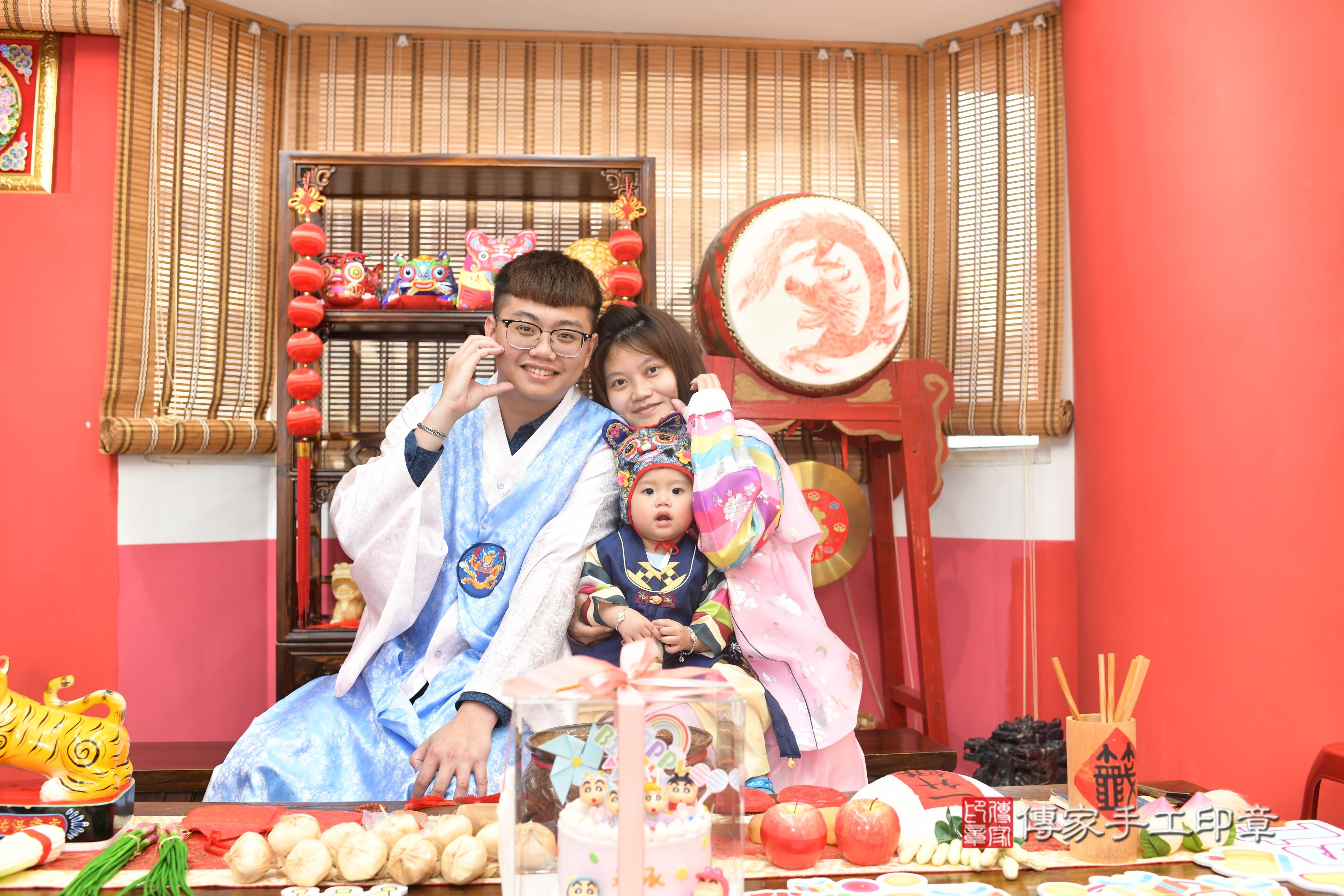 傳家手工印章高雄店、抓周、度脺、中國風會場、傳家嬰兒古禮、吉祥話、抓周道具物品24種、拍照。抓周證書。寶寶抓周、滿周歲、生日快樂、祝福