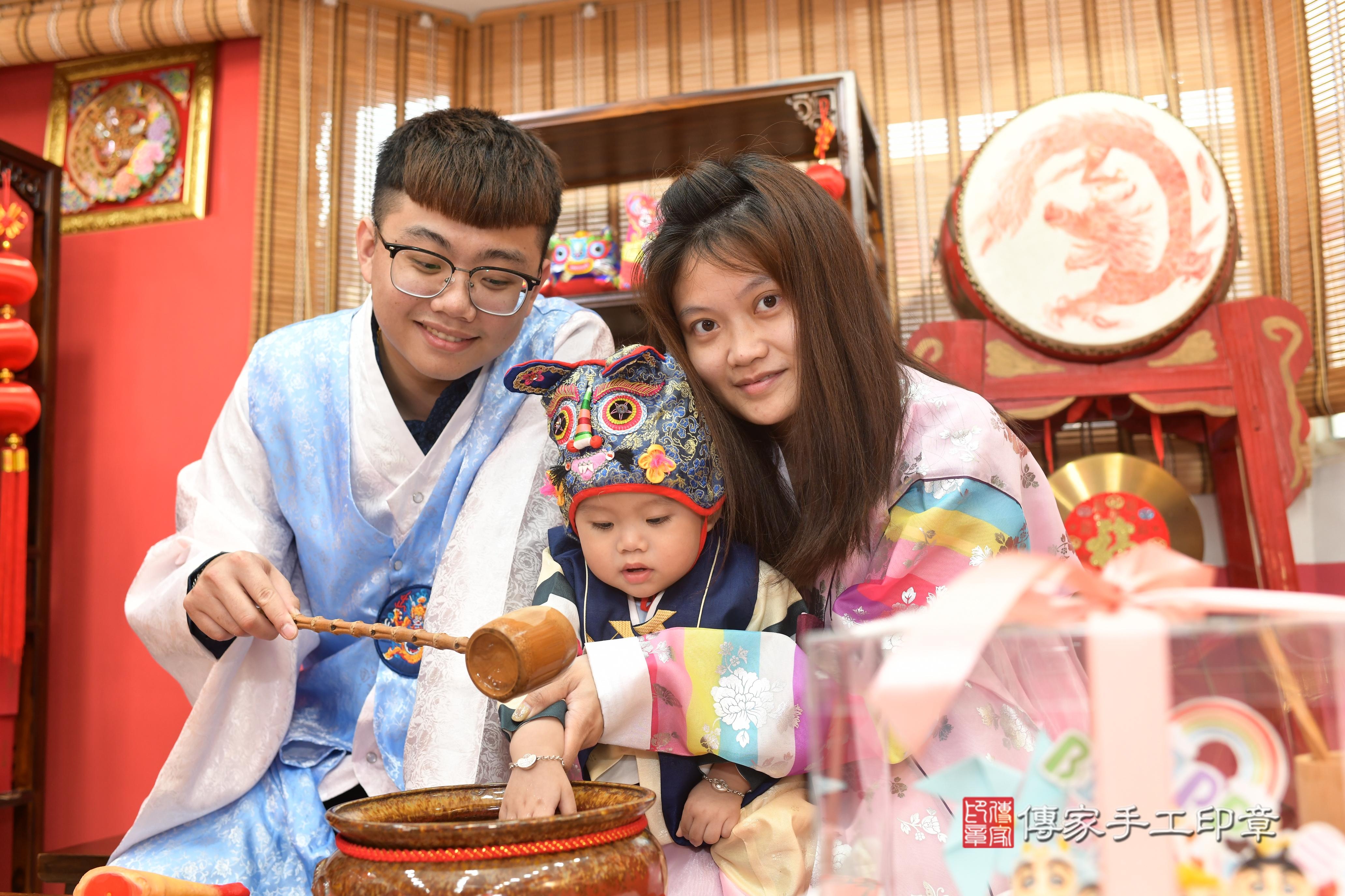 傳家手工印章高雄店、抓周、度脺、中國風會場、傳家嬰兒古禮、吉祥話、抓周道具物品24種、拍照。抓周證書。寶寶抓周、滿周歲、生日快樂、祝福