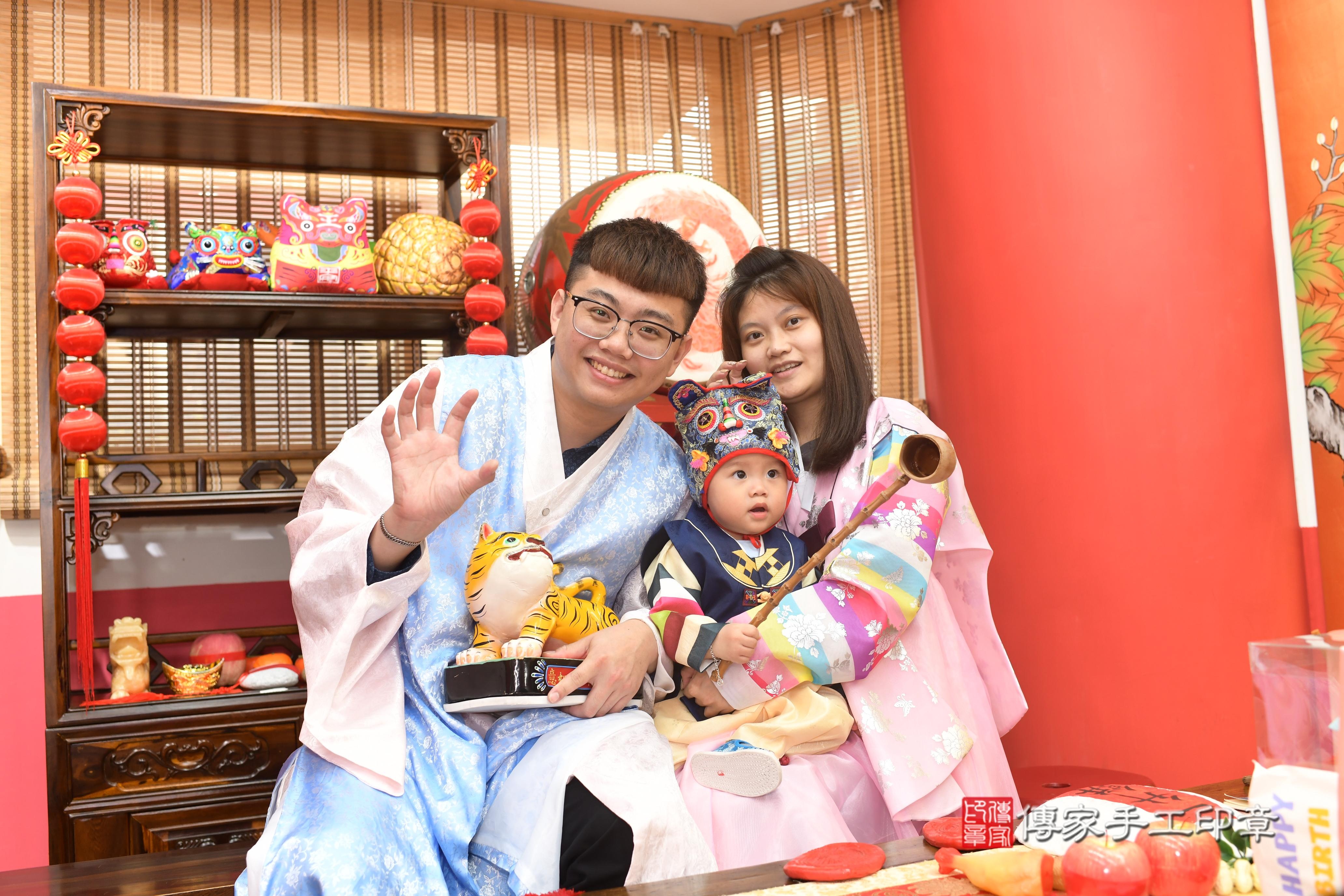 傳家手工印章高雄店、抓周、度脺、中國風會場、傳家嬰兒古禮、吉祥話、抓周道具物品24種、拍照。抓周證書。寶寶抓周、滿周歲、生日快樂、祝福