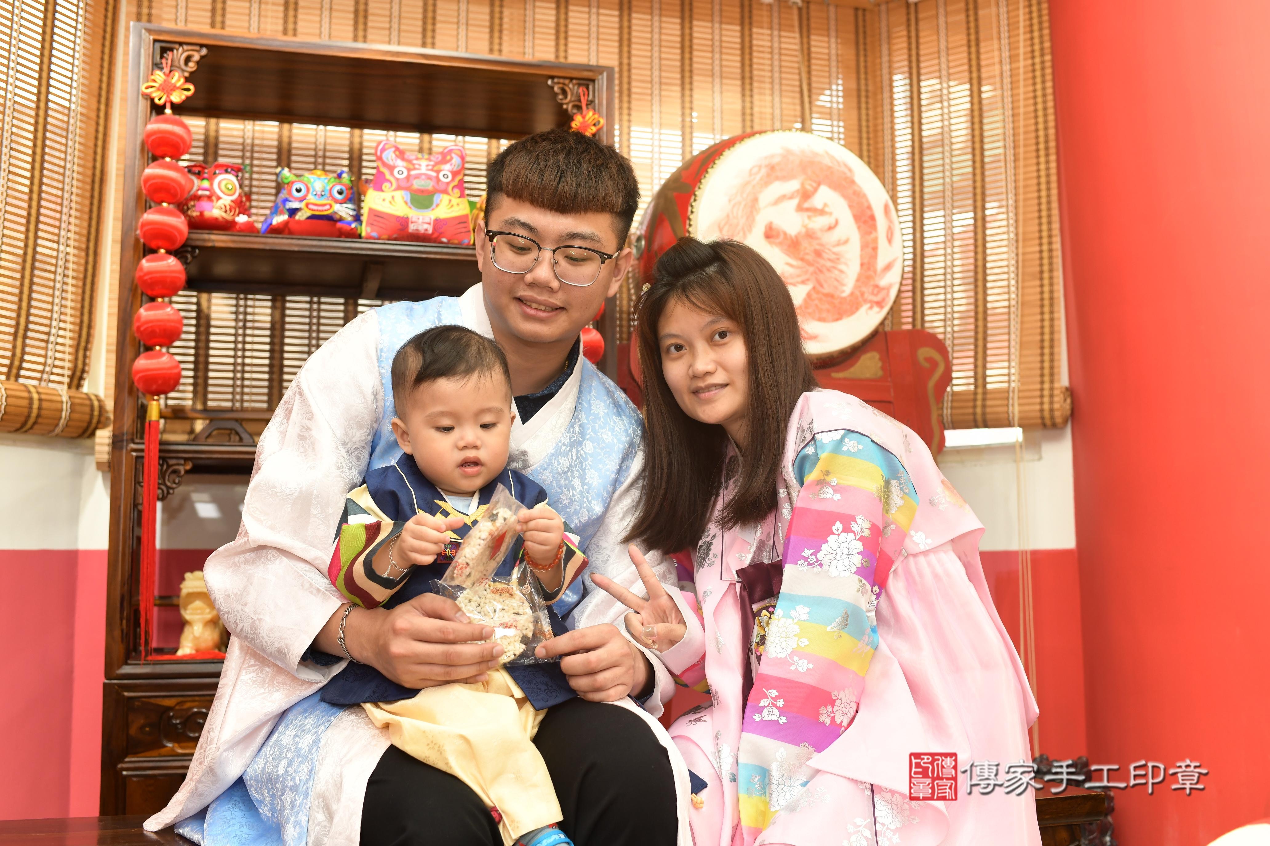 傳家手工印章高雄店、抓周、度脺、中國風會場、傳家嬰兒古禮、吉祥話、抓周道具物品24種、拍照。抓周證書。寶寶抓周、滿周歲、生日快樂、祝福