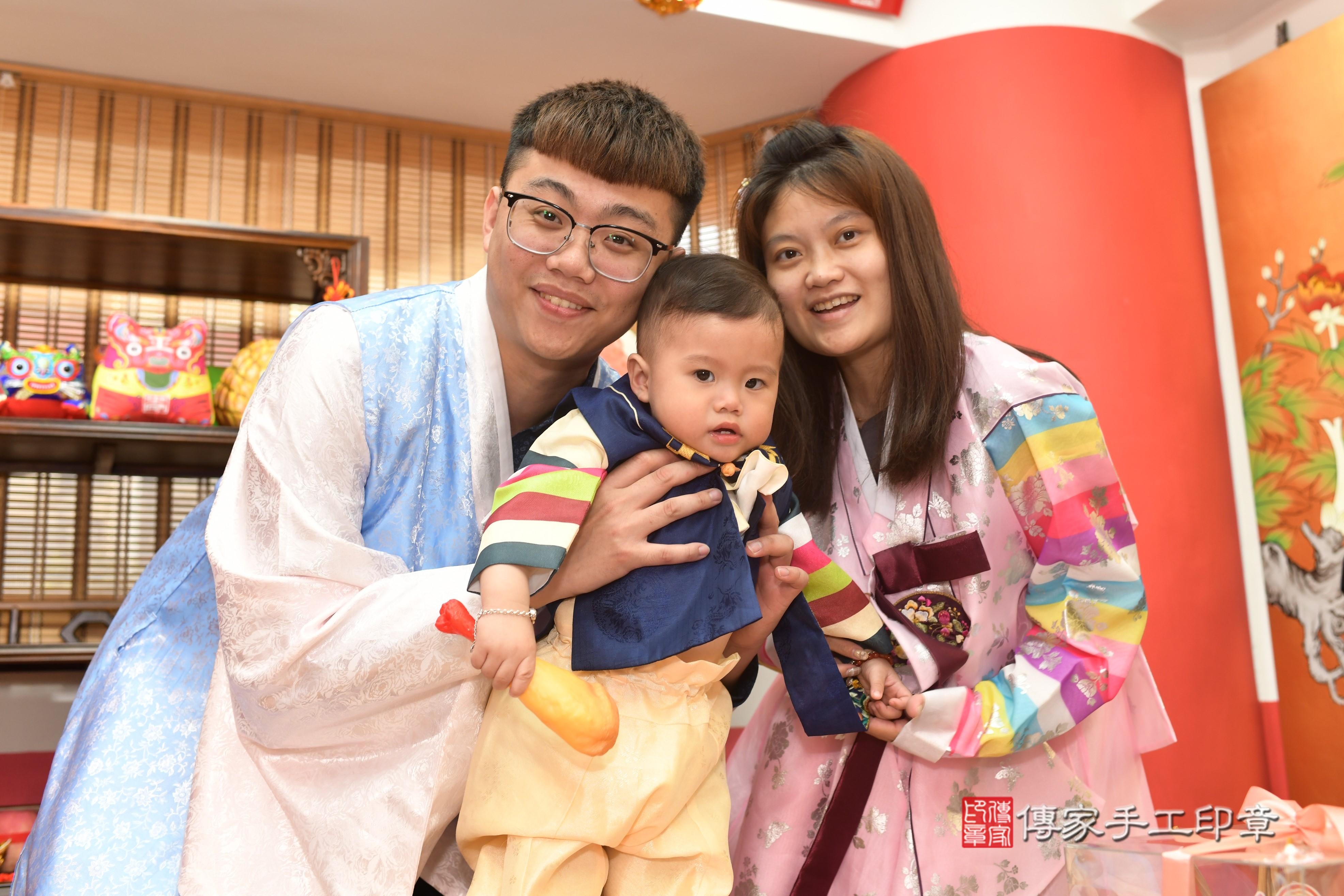 傳家手工印章高雄店、抓周、度脺、中國風會場、傳家嬰兒古禮、吉祥話、抓周道具物品24種、拍照。抓周證書。寶寶抓周、滿周歲、生日快樂、祝福