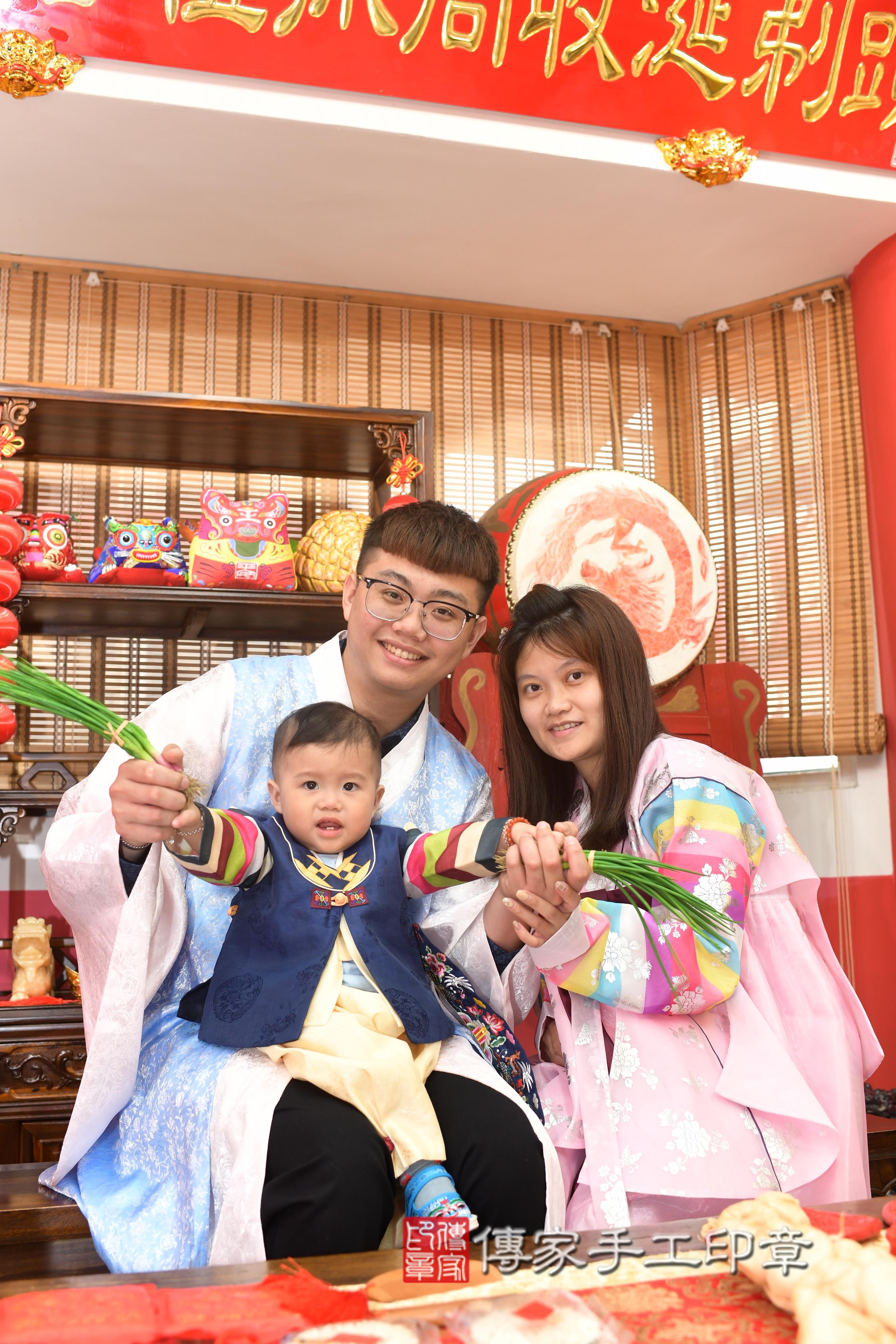 傳家手工印章高雄店、抓周、度脺、中國風會場、傳家嬰兒古禮、吉祥話、抓周道具物品24種、拍照。抓周證書。寶寶抓周、滿周歲、生日快樂、祝福