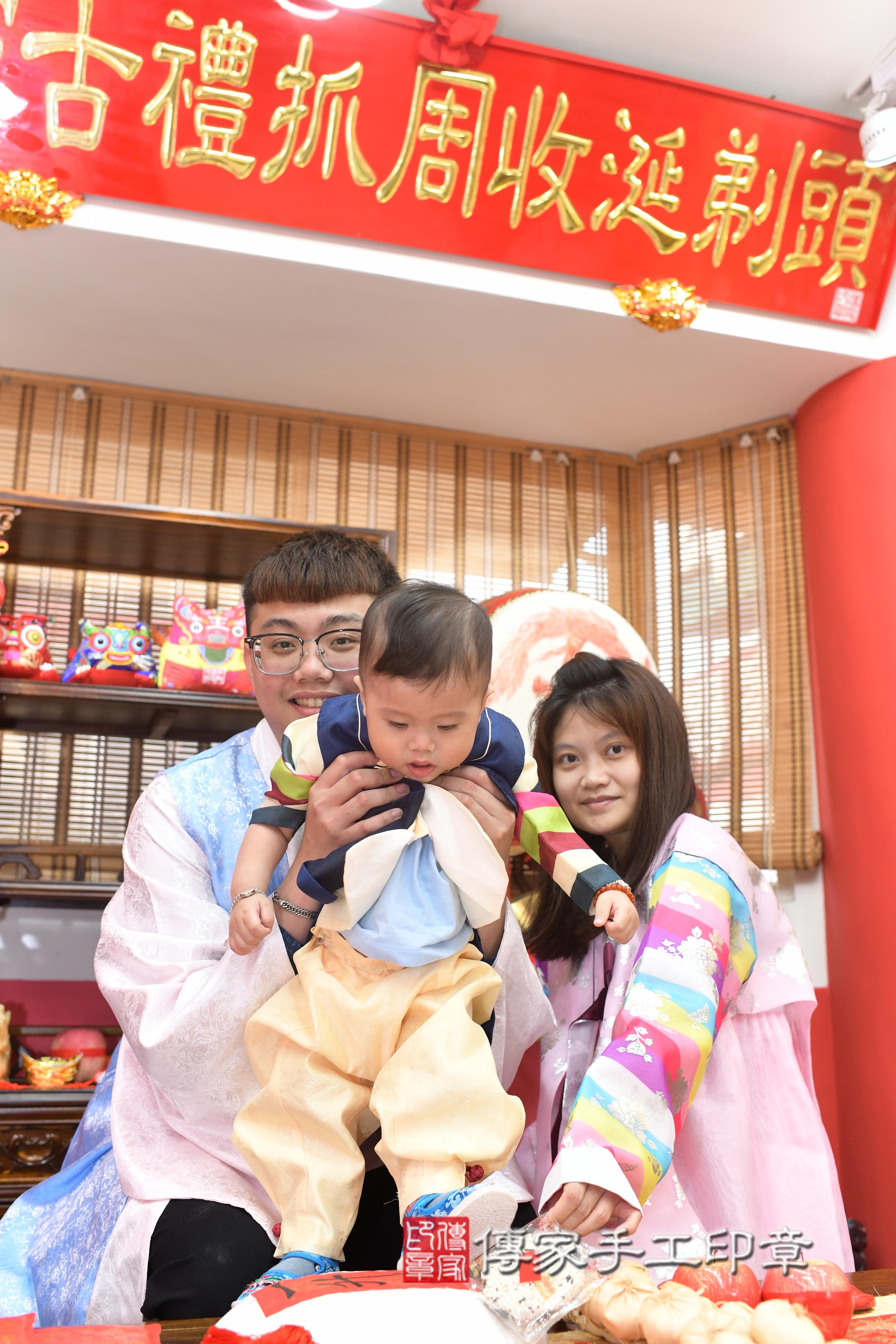 傳家手工印章高雄店、抓周、度脺、中國風會場、傳家嬰兒古禮、吉祥話、抓周道具物品24種、拍照。抓周證書。寶寶抓周、滿周歲、生日快樂、祝福