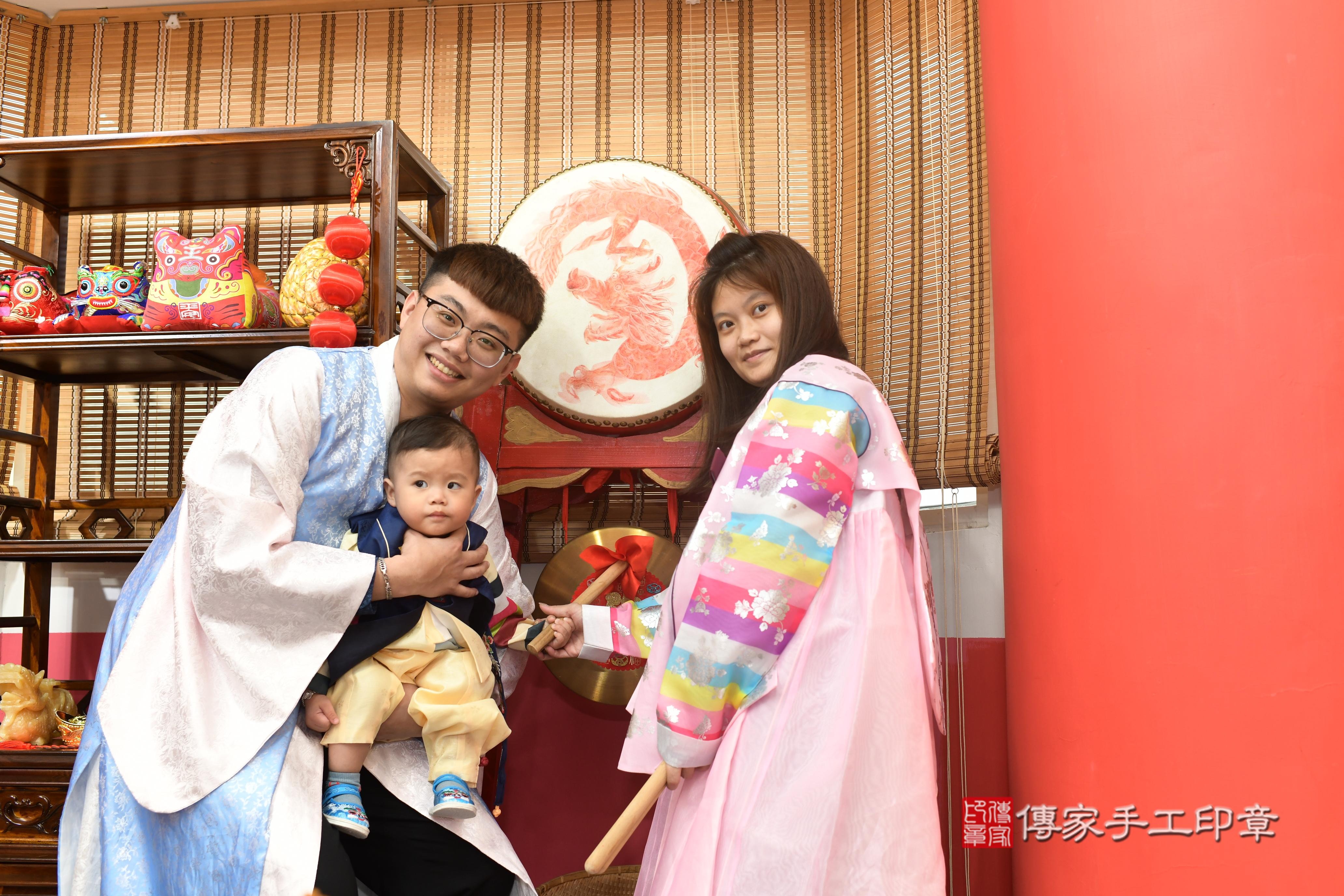 傳家手工印章高雄店、抓周、度脺、中國風會場、傳家嬰兒古禮、吉祥話、抓周道具物品24種、拍照。抓周證書。寶寶抓周、滿周歲、生日快樂、祝福