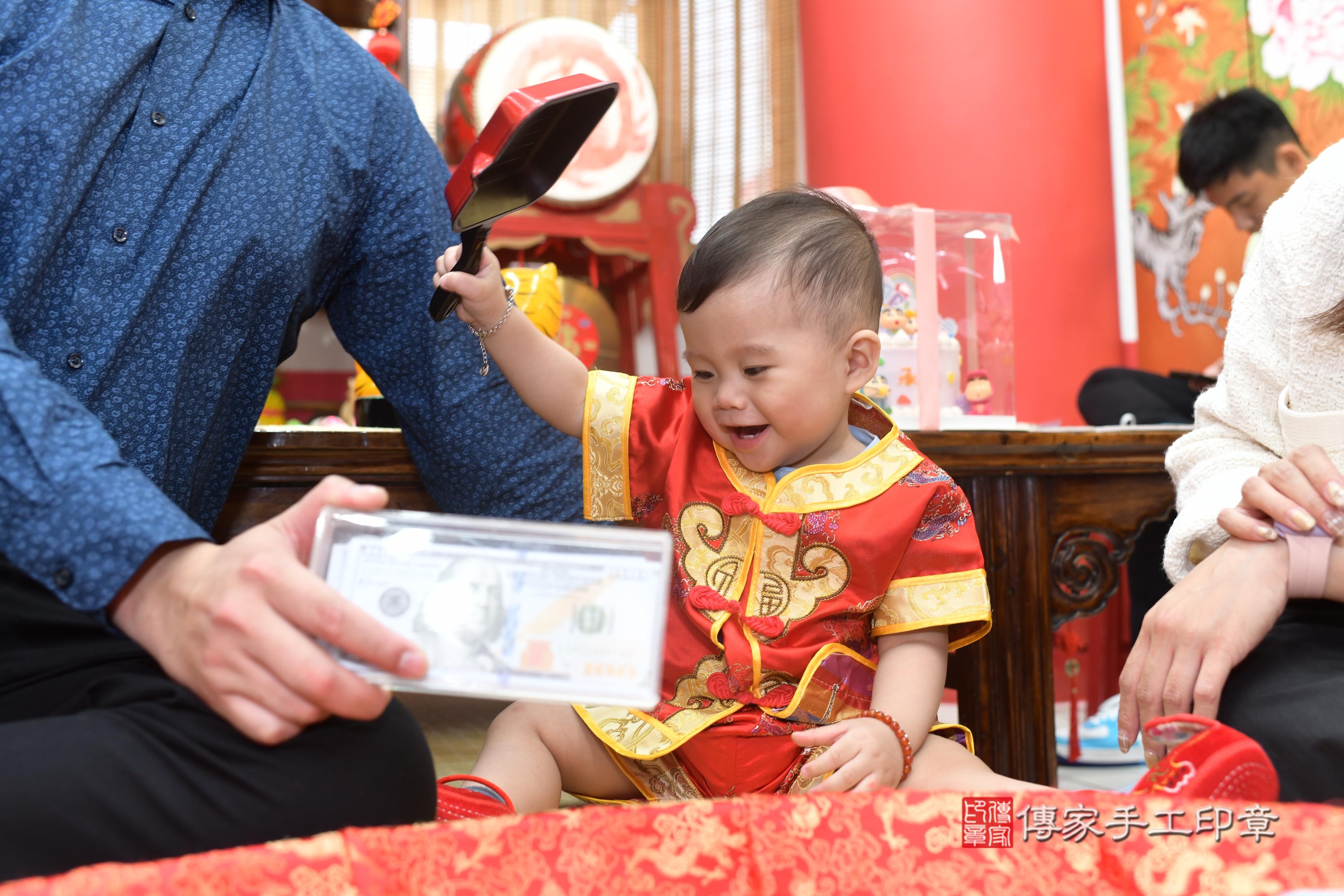 傳家手工印章高雄店、抓周、度脺、中國風會場、傳家嬰兒古禮、吉祥話、抓周道具物品24種、拍照。抓周證書。寶寶抓周、滿周歲、生日快樂、祝福