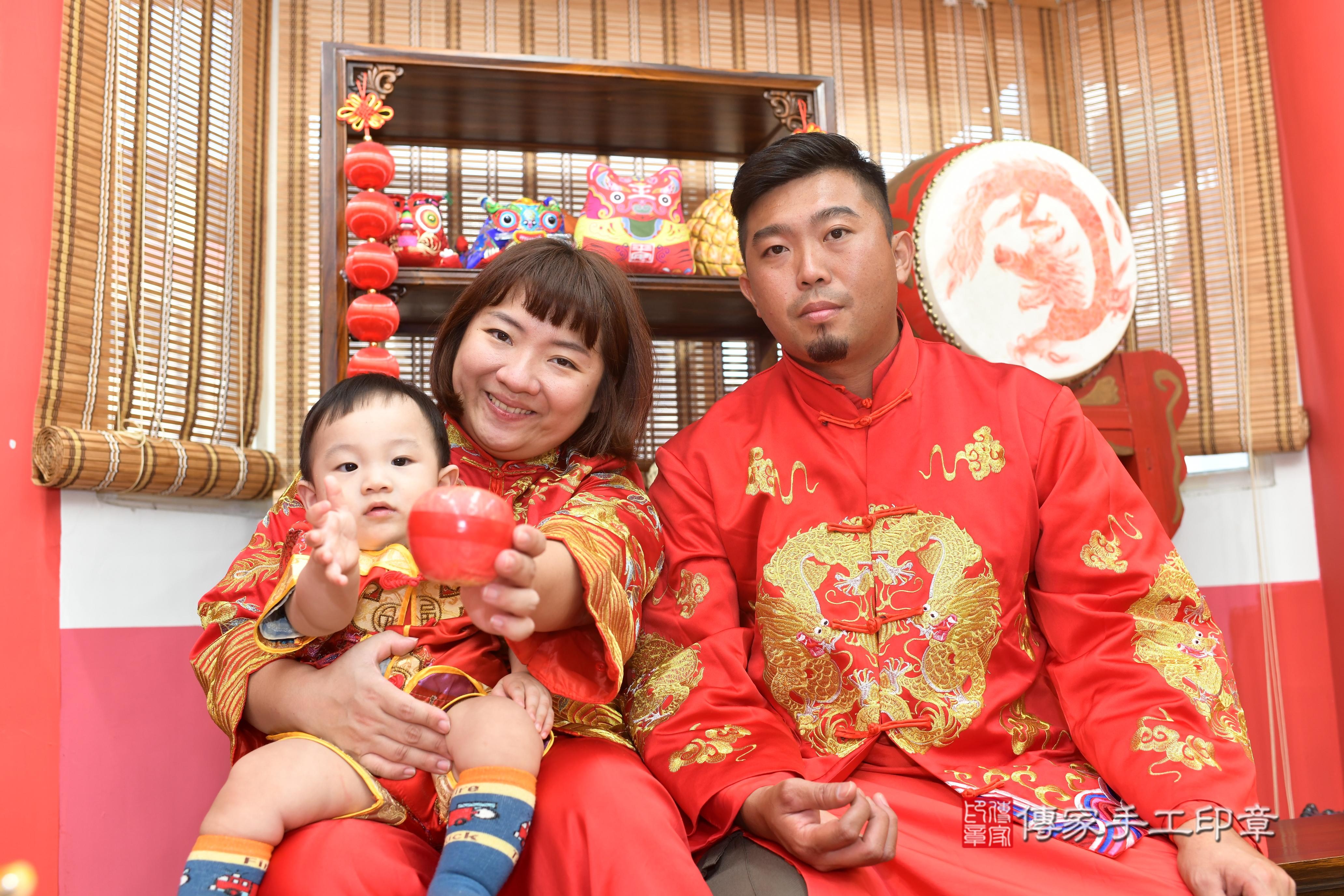 傳家手工印章高雄店、抓周、度脺、中國風會場、傳家嬰兒古禮、吉祥話、抓周道具物品24種、拍照。抓周證書。寶寶抓周、滿周歲、生日快樂、祝福