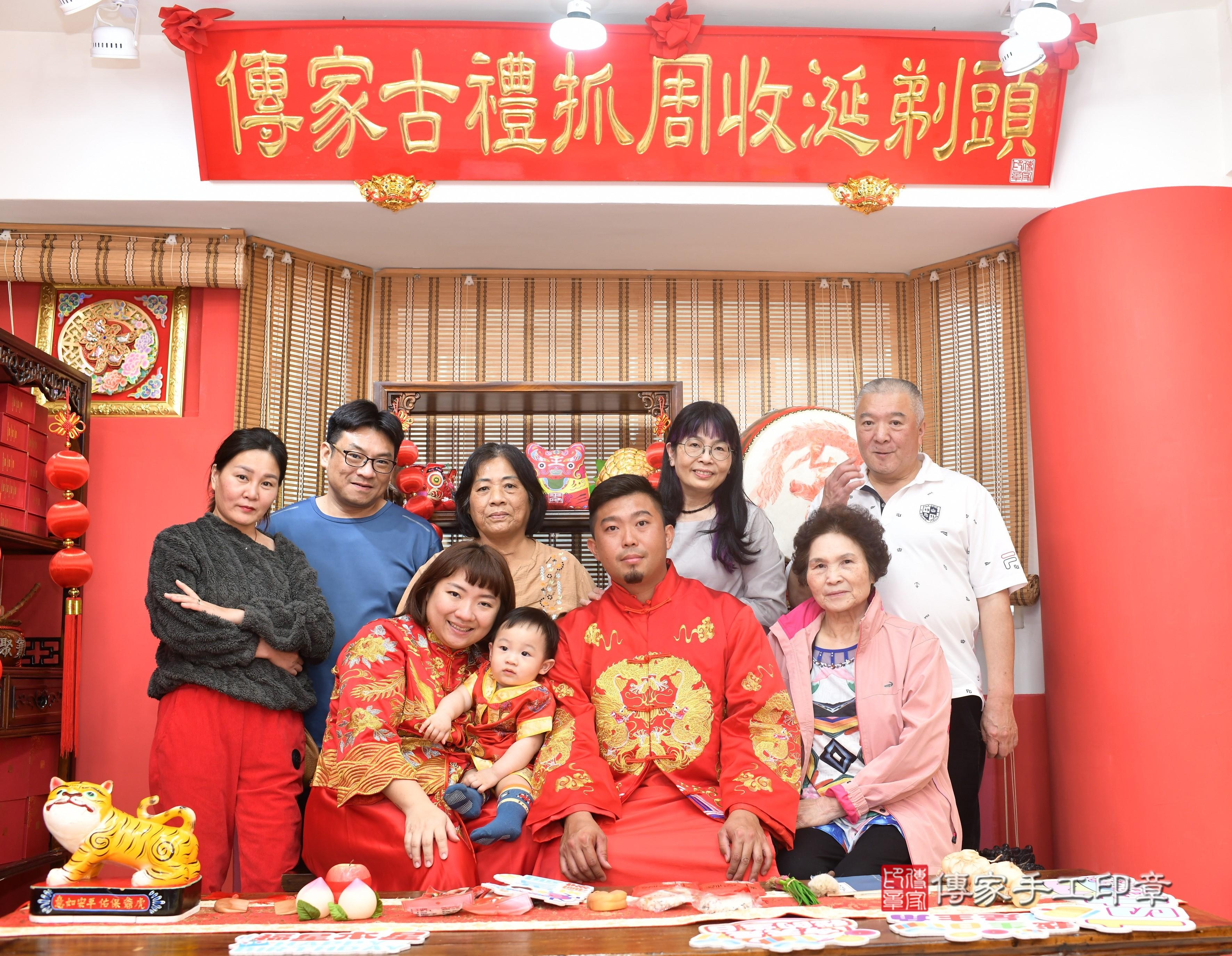 傳家手工印章高雄店、抓周、度脺、中國風會場、傳家嬰兒古禮、吉祥話、抓周道具物品24種、拍照。抓周證書。寶寶抓周、滿周歲、生日快樂、祝福
