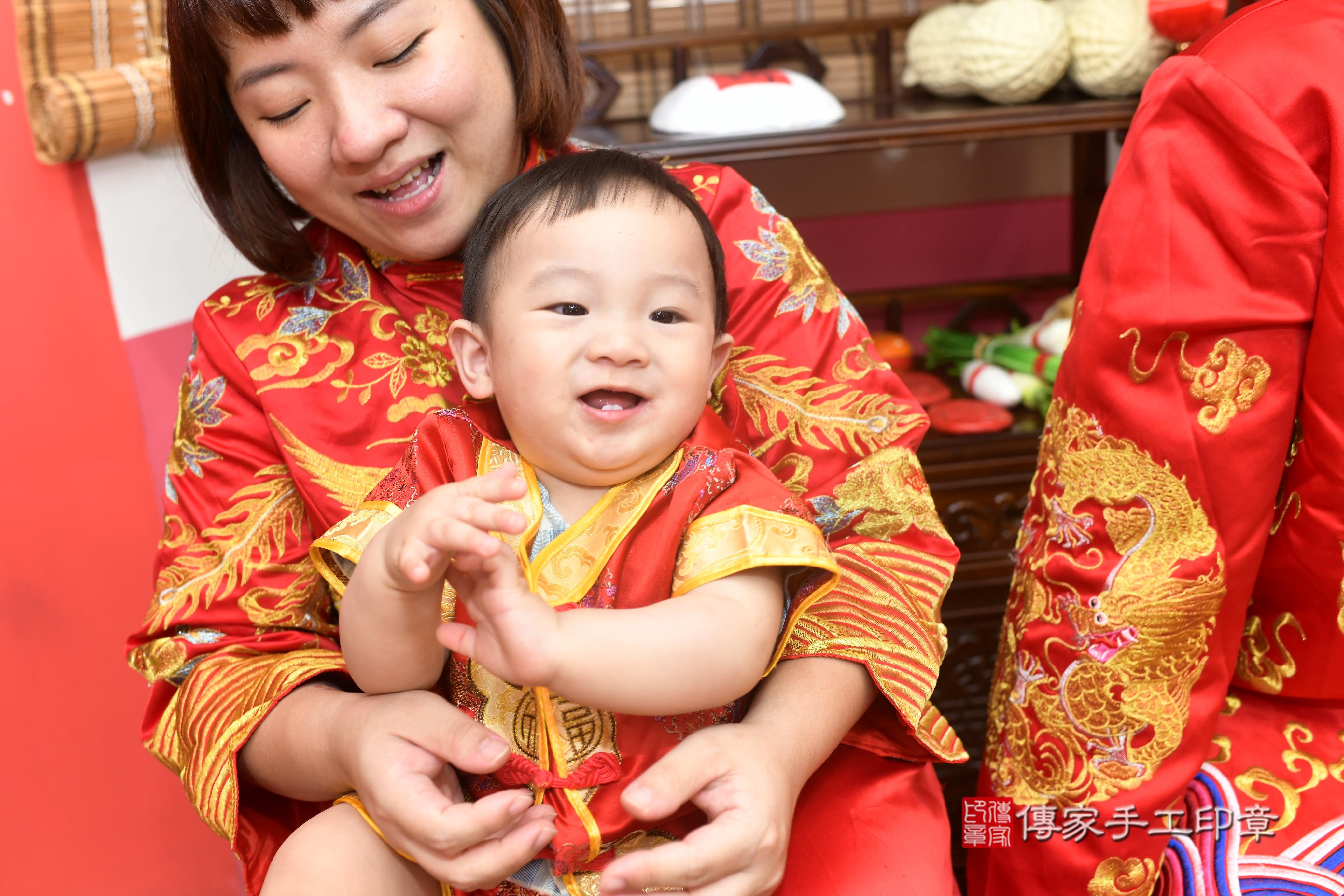 傳家手工印章高雄店、抓周、度脺、中國風會場、傳家嬰兒古禮、吉祥話、抓周道具物品24種、拍照。抓周證書。寶寶抓周、滿周歲、生日快樂、祝福