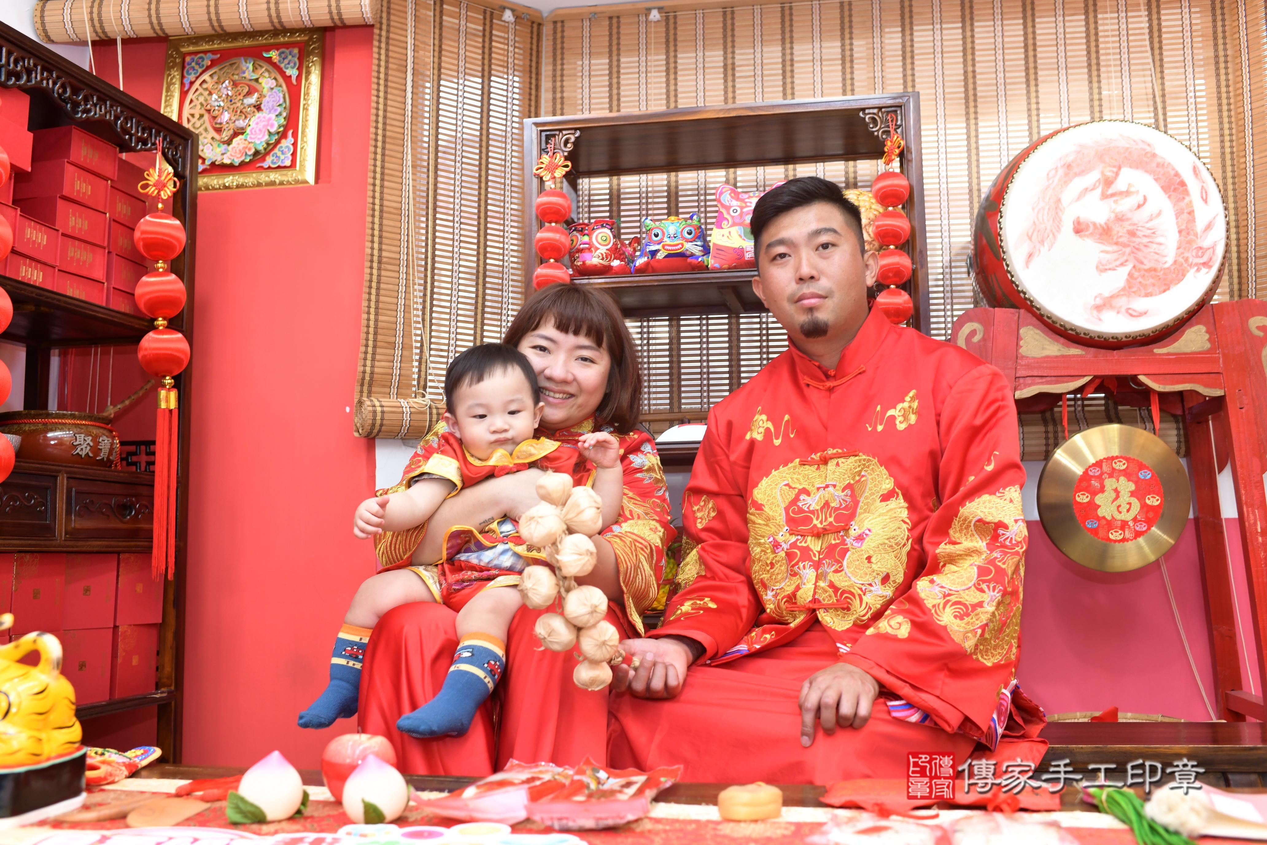 傳家手工印章高雄店、抓周、度脺、中國風會場、傳家嬰兒古禮、吉祥話、抓周道具物品24種、拍照。抓周證書。寶寶抓周、滿周歲、生日快樂、祝福