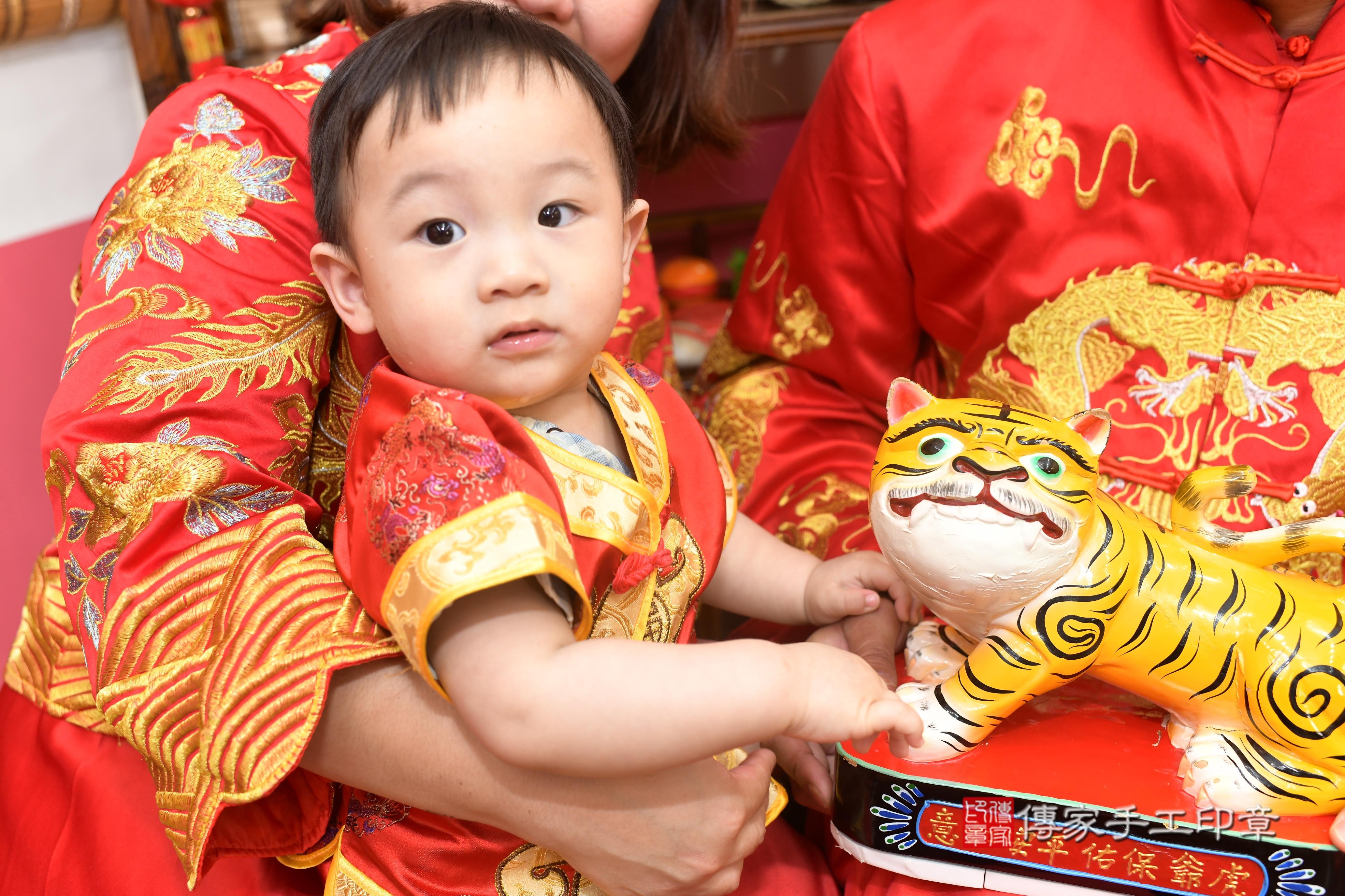 傳家手工印章高雄店、抓周、度脺、中國風會場、傳家嬰兒古禮、吉祥話、抓周道具物品24種、拍照。抓周證書。寶寶抓周、滿周歲、生日快樂、祝福