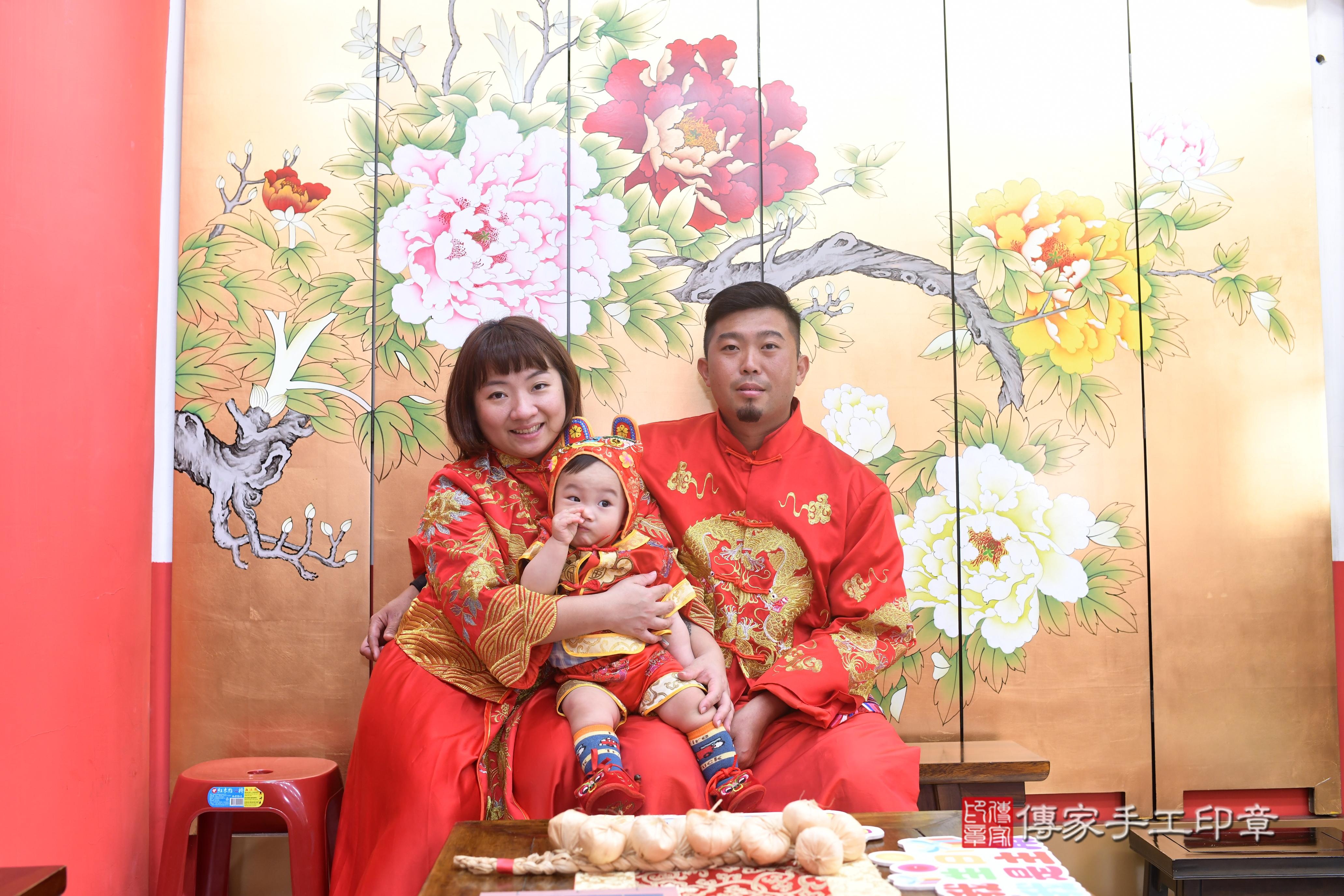 傳家手工印章高雄店、抓周、度脺、中國風會場、傳家嬰兒古禮、吉祥話、抓周道具物品24種、拍照。抓周證書。寶寶抓周、滿周歲、生日快樂、祝福