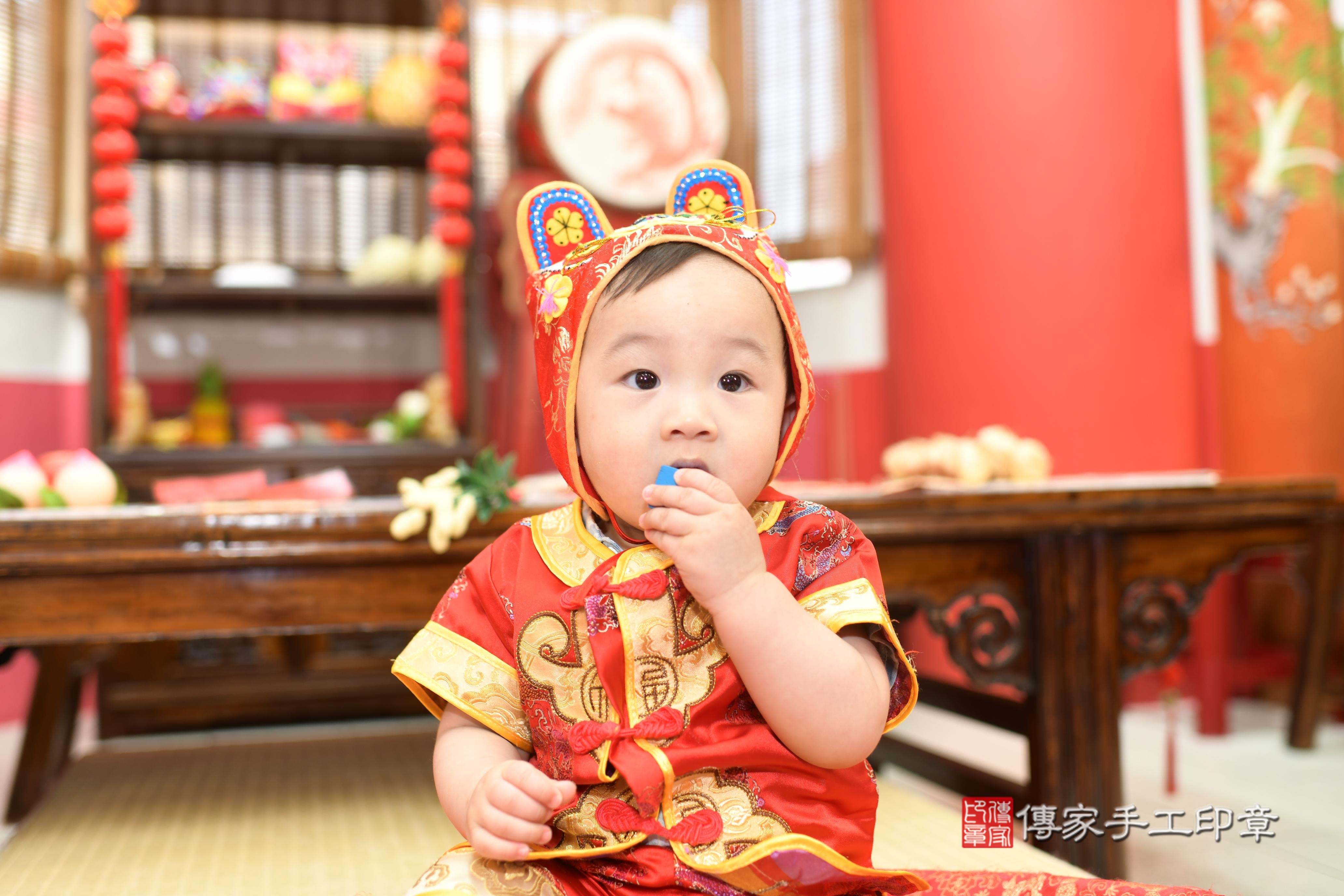傳家手工印章高雄店、抓周、度脺、中國風會場、傳家嬰兒古禮、吉祥話、抓周道具物品24種、拍照。抓周證書。寶寶抓周、滿周歲、生日快樂、祝福