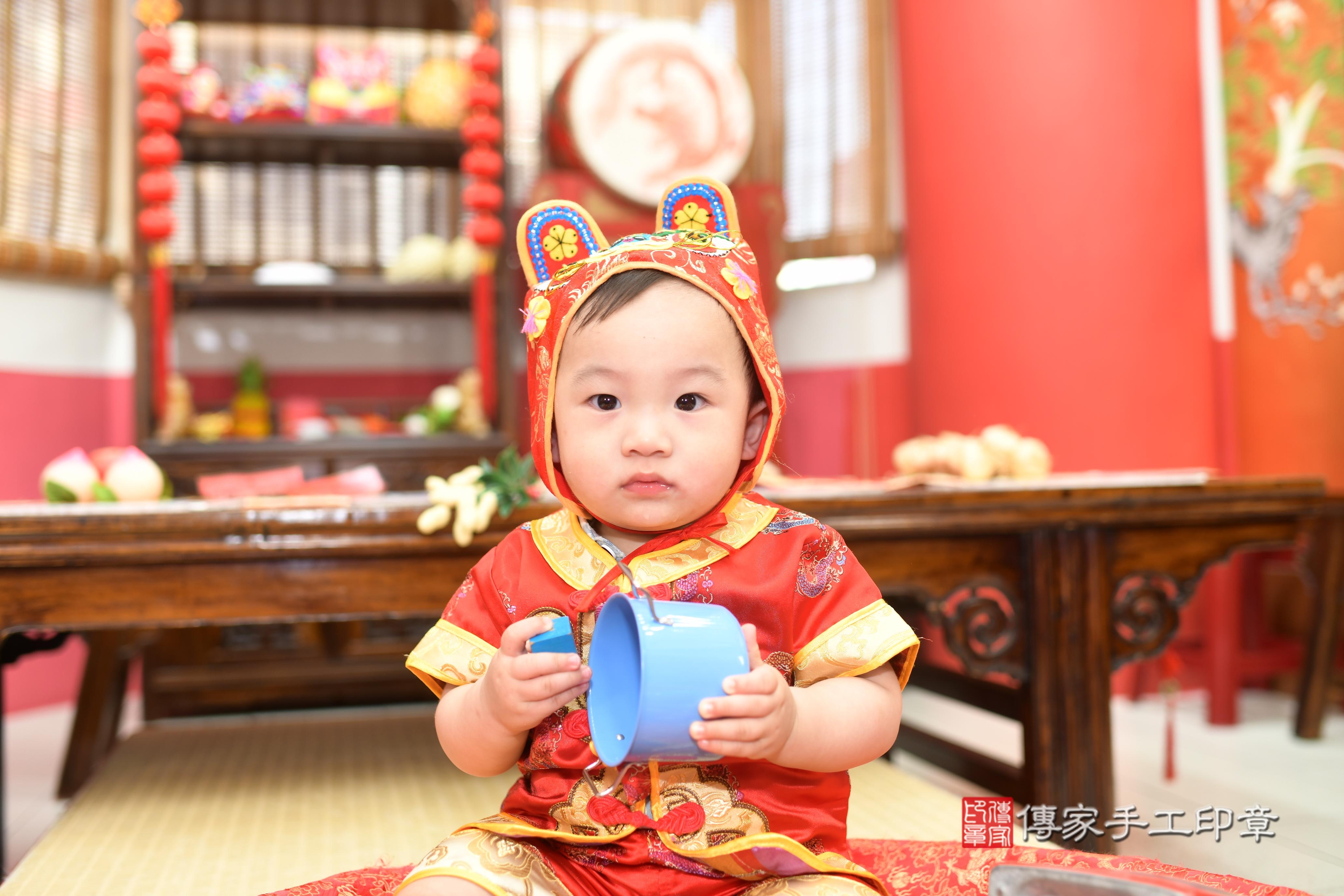 傳家手工印章高雄店、抓周、度脺、中國風會場、傳家嬰兒古禮、吉祥話、抓周道具物品24種、拍照。抓周證書。寶寶抓周、滿周歲、生日快樂、祝福