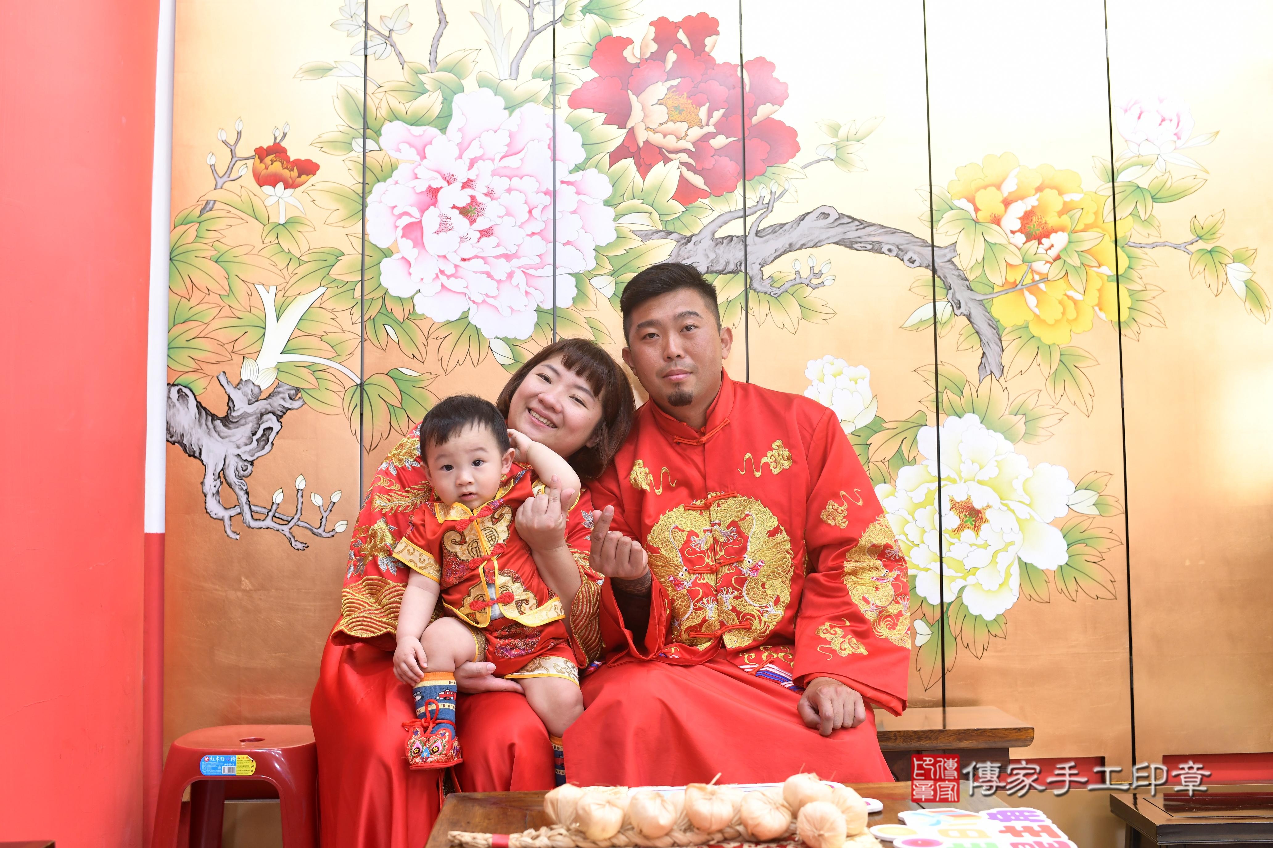 傳家手工印章高雄店、抓周、度脺、中國風會場、傳家嬰兒古禮、吉祥話、抓周道具物品24種、拍照。抓周證書。寶寶抓周、滿周歲、生日快樂、祝福
