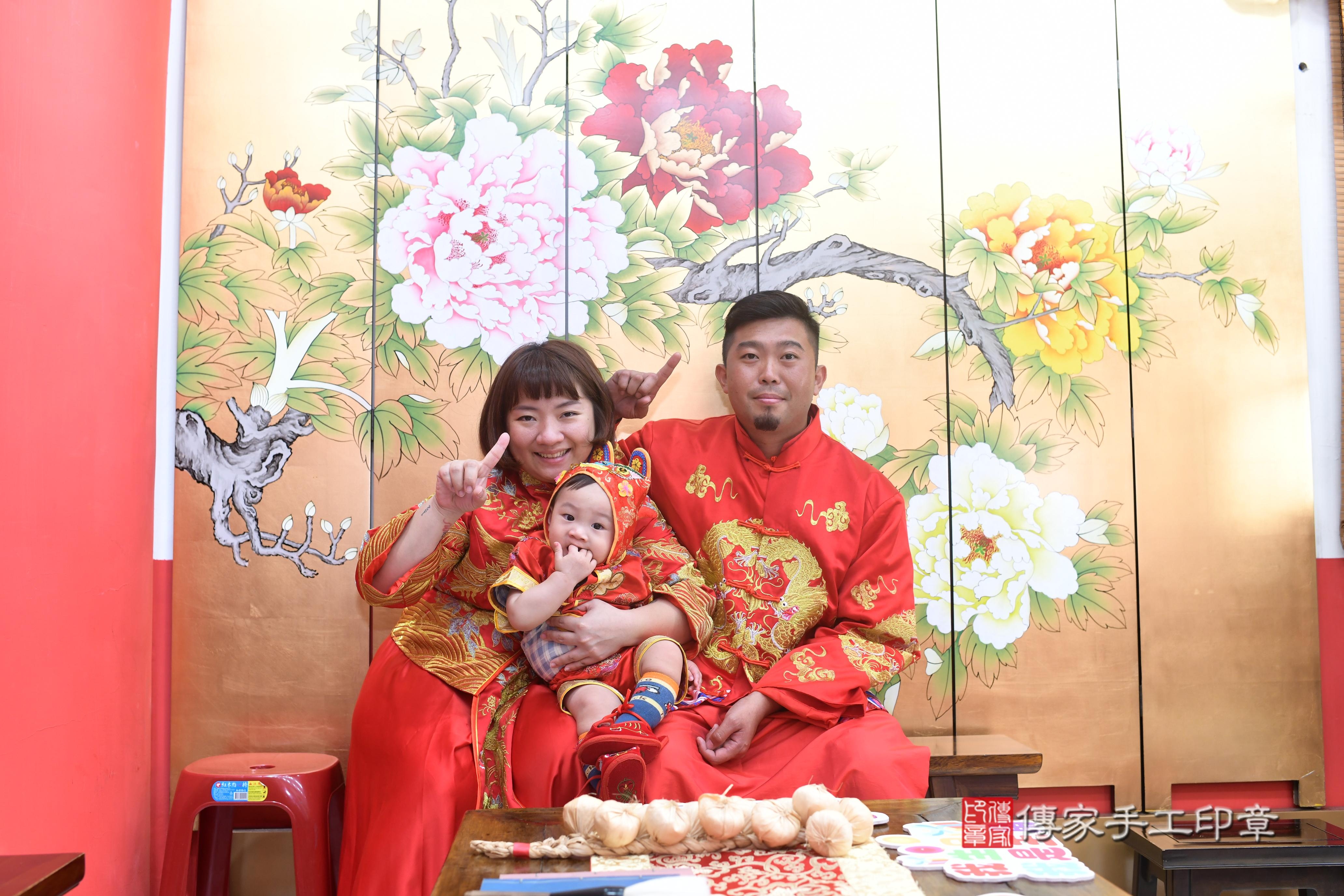 傳家手工印章高雄店、抓周、度脺、中國風會場、傳家嬰兒古禮、吉祥話、抓周道具物品24種、拍照。抓周證書。寶寶抓周、滿周歲、生日快樂、祝福