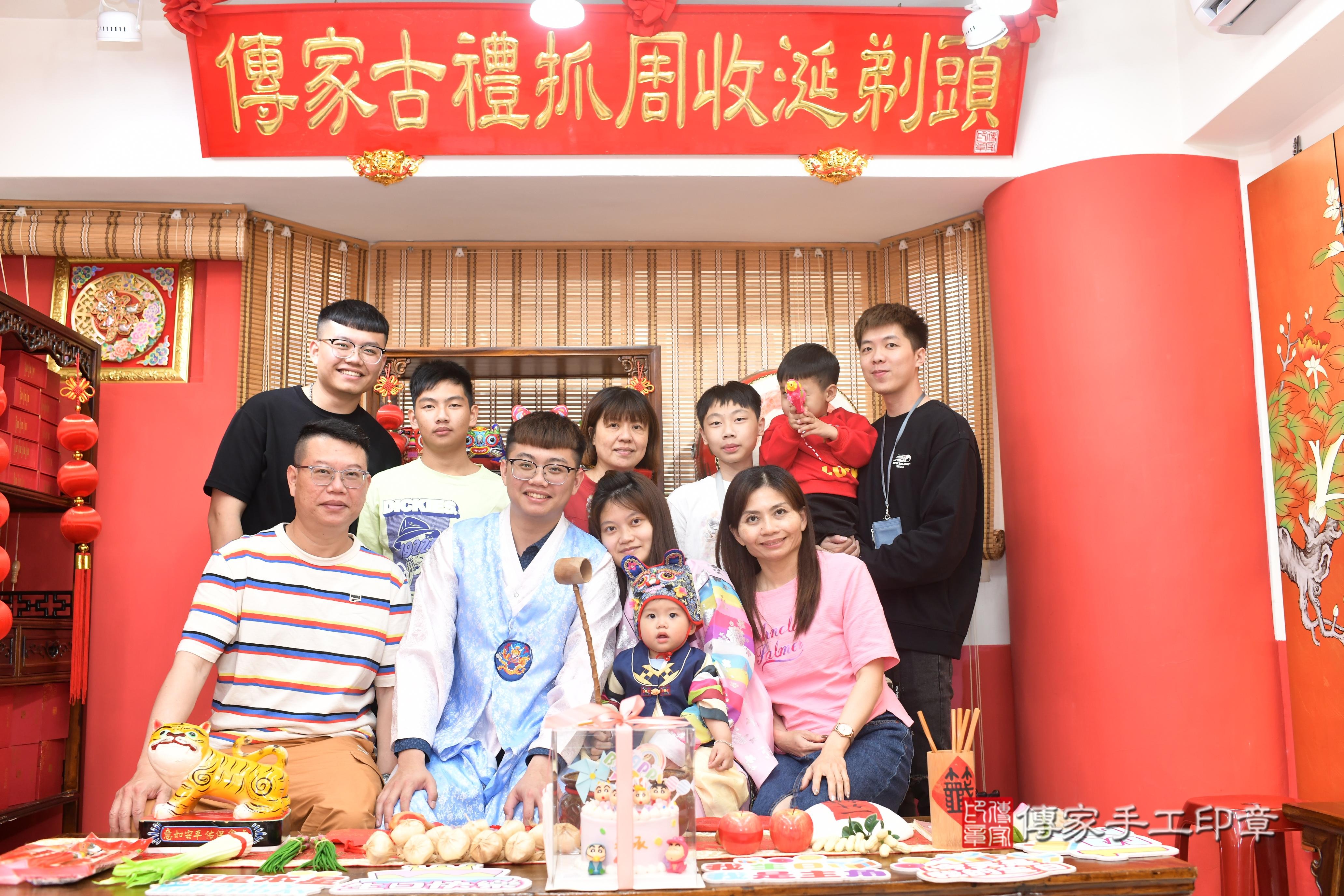 傳家手工印章高雄店、抓周、度脺、中國風會場、傳家嬰兒古禮、吉祥話、抓周道具物品24種、拍照。抓周證書。寶寶抓周、滿周歲、生日快樂、祝福