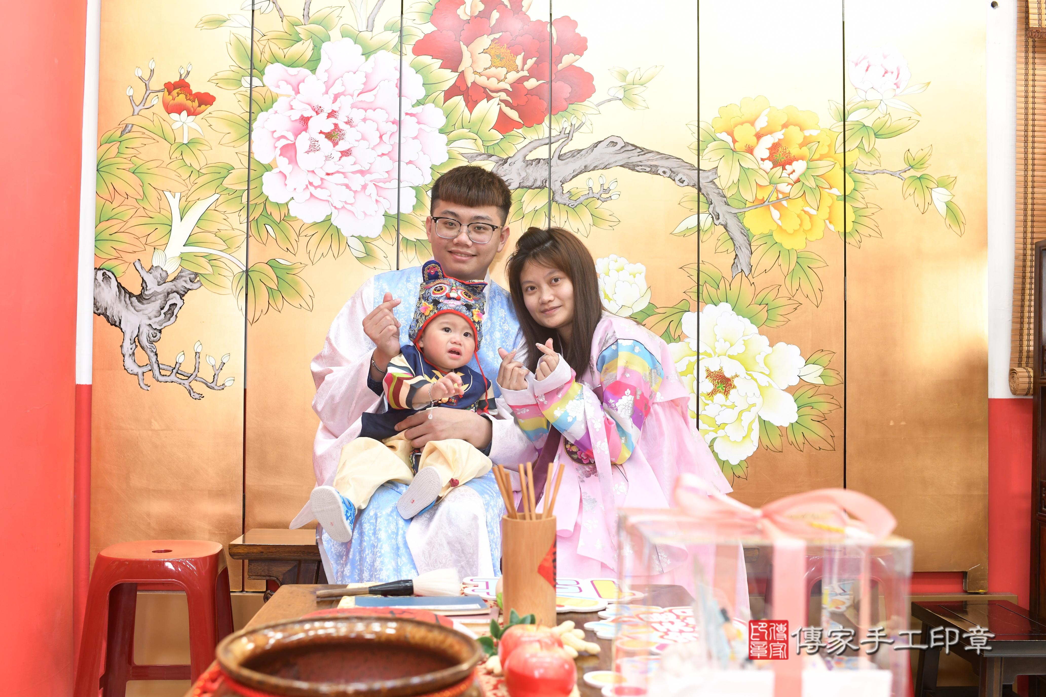 傳家手工印章高雄店、抓周、度脺、中國風會場、傳家嬰兒古禮、吉祥話、抓周道具物品24種、拍照。抓周證書。寶寶抓周、滿周歲、生日快樂、祝福