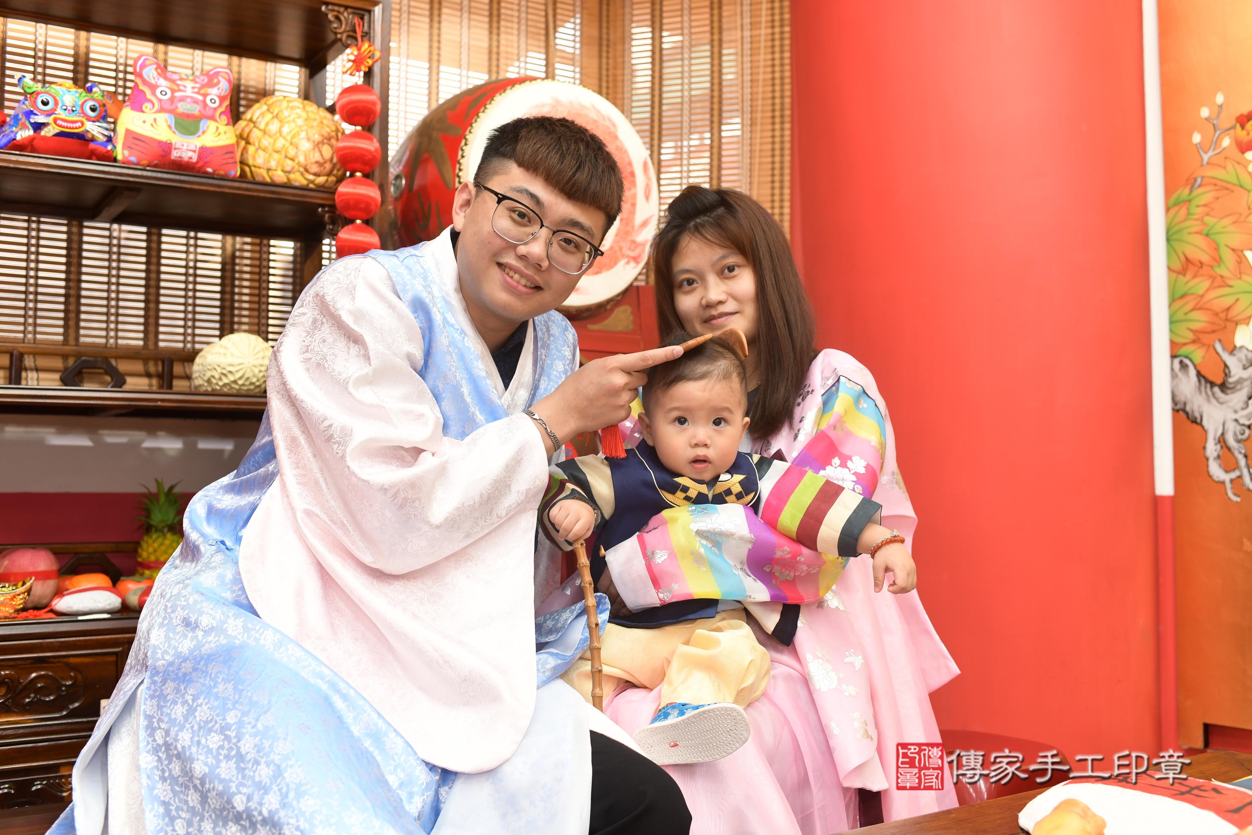傳家手工印章高雄店、抓周、度脺、中國風會場、傳家嬰兒古禮、吉祥話、抓周道具物品24種、拍照。抓周證書。寶寶抓周、滿周歲、生日快樂、祝福