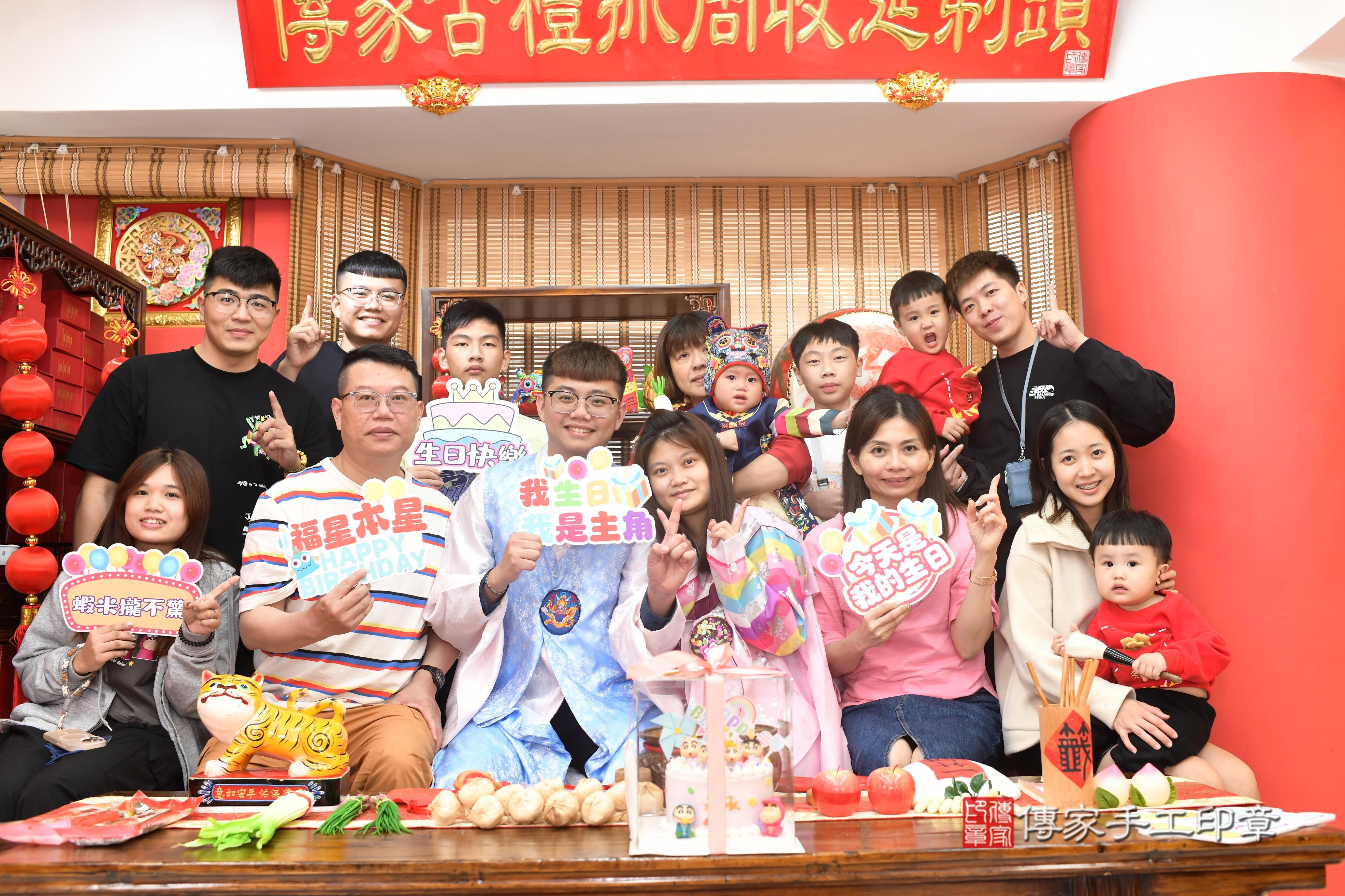 傳家手工印章高雄店、抓周、度脺、中國風會場、傳家嬰兒古禮、吉祥話、抓周道具物品24種、拍照。抓周證書。寶寶抓周、滿周歲、生日快樂、祝福